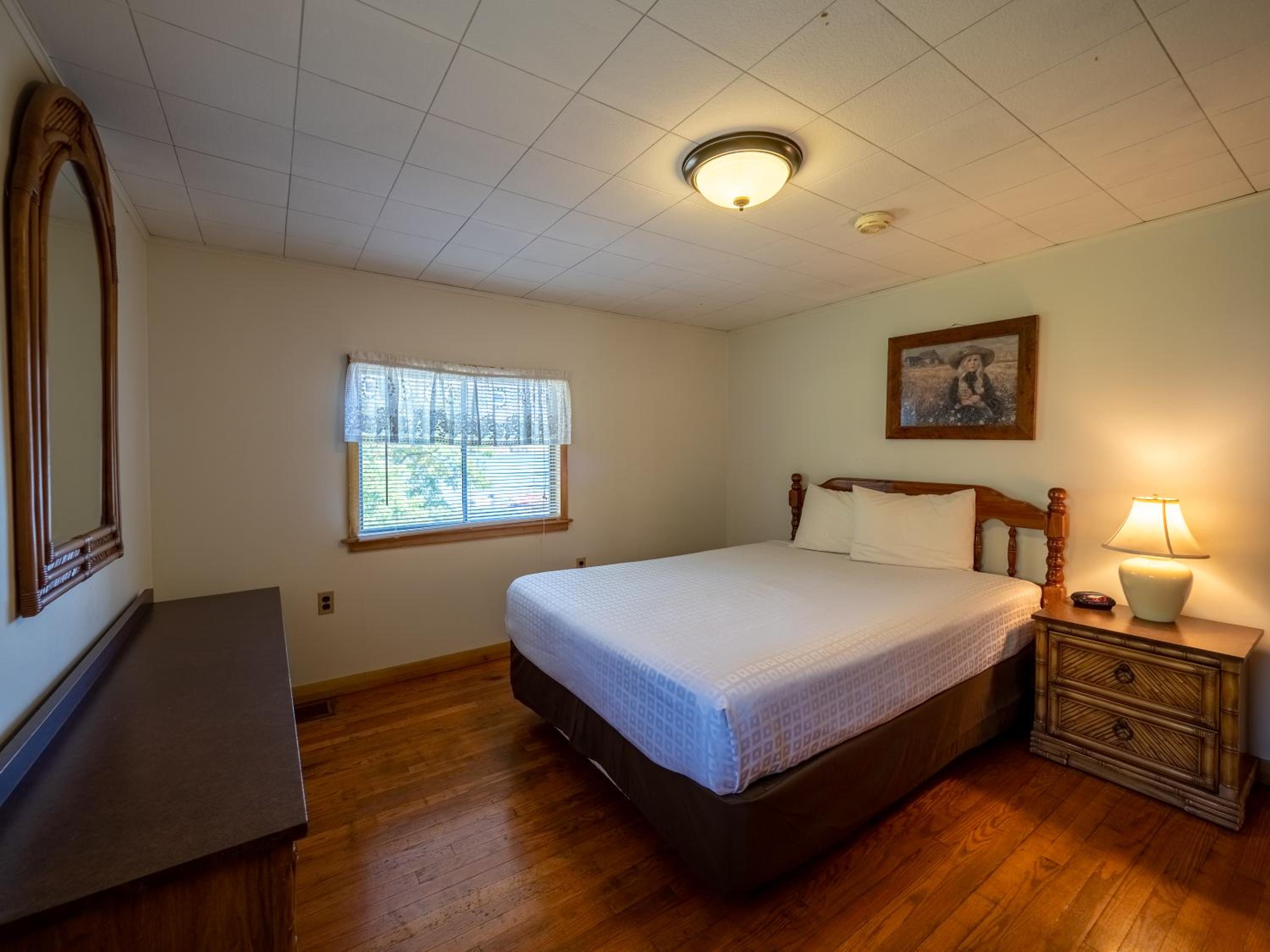 Lake 'N Pines Motel