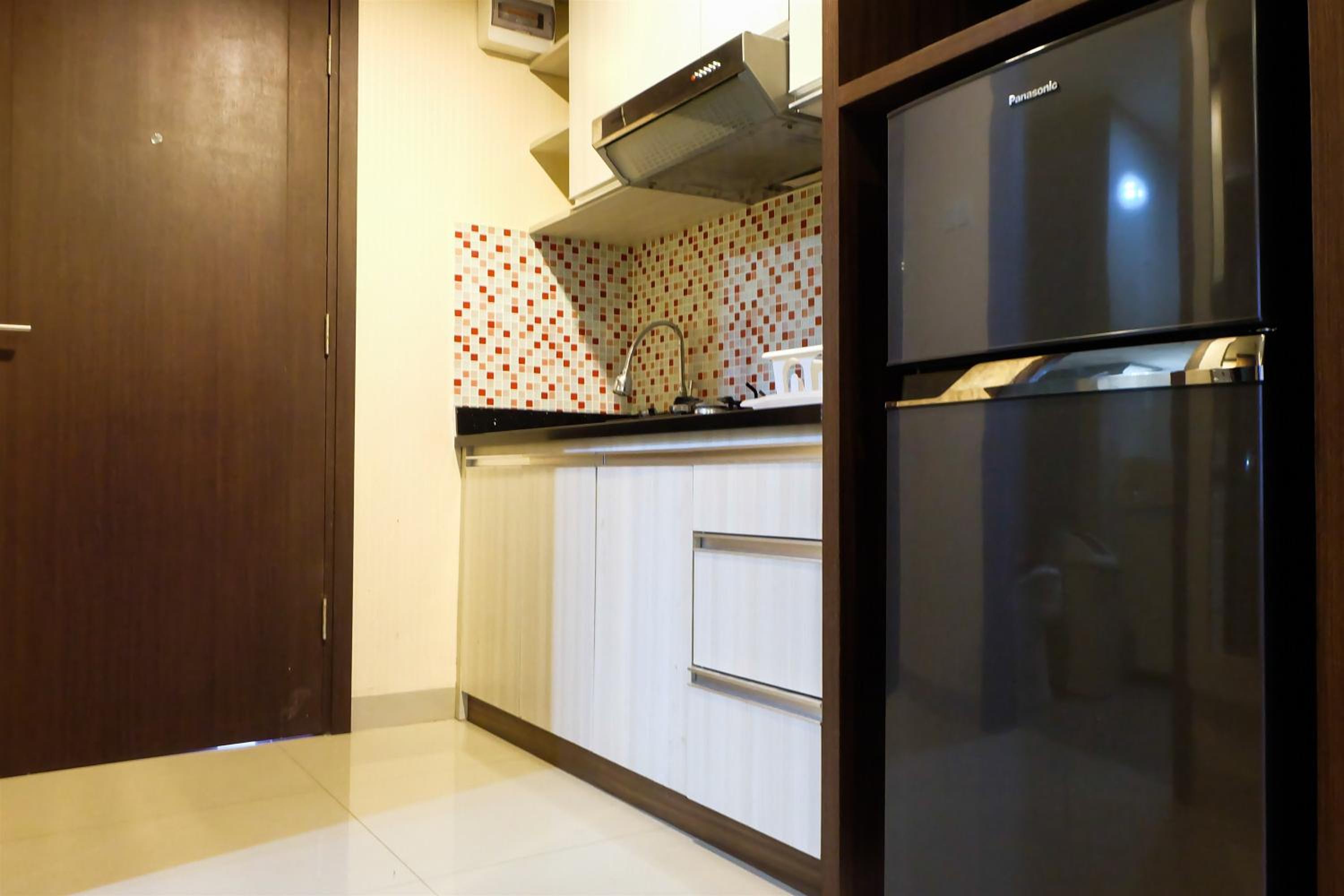 Modern Furnished Studio Apartment H Residence near MT Haryono By Travelio view 5