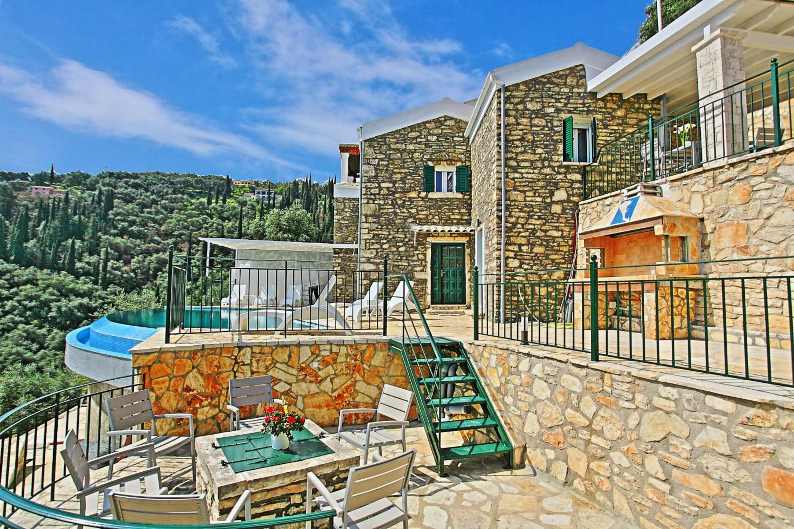 Hotel Villa Regina: Above Agni, superb views and pool - Image 1