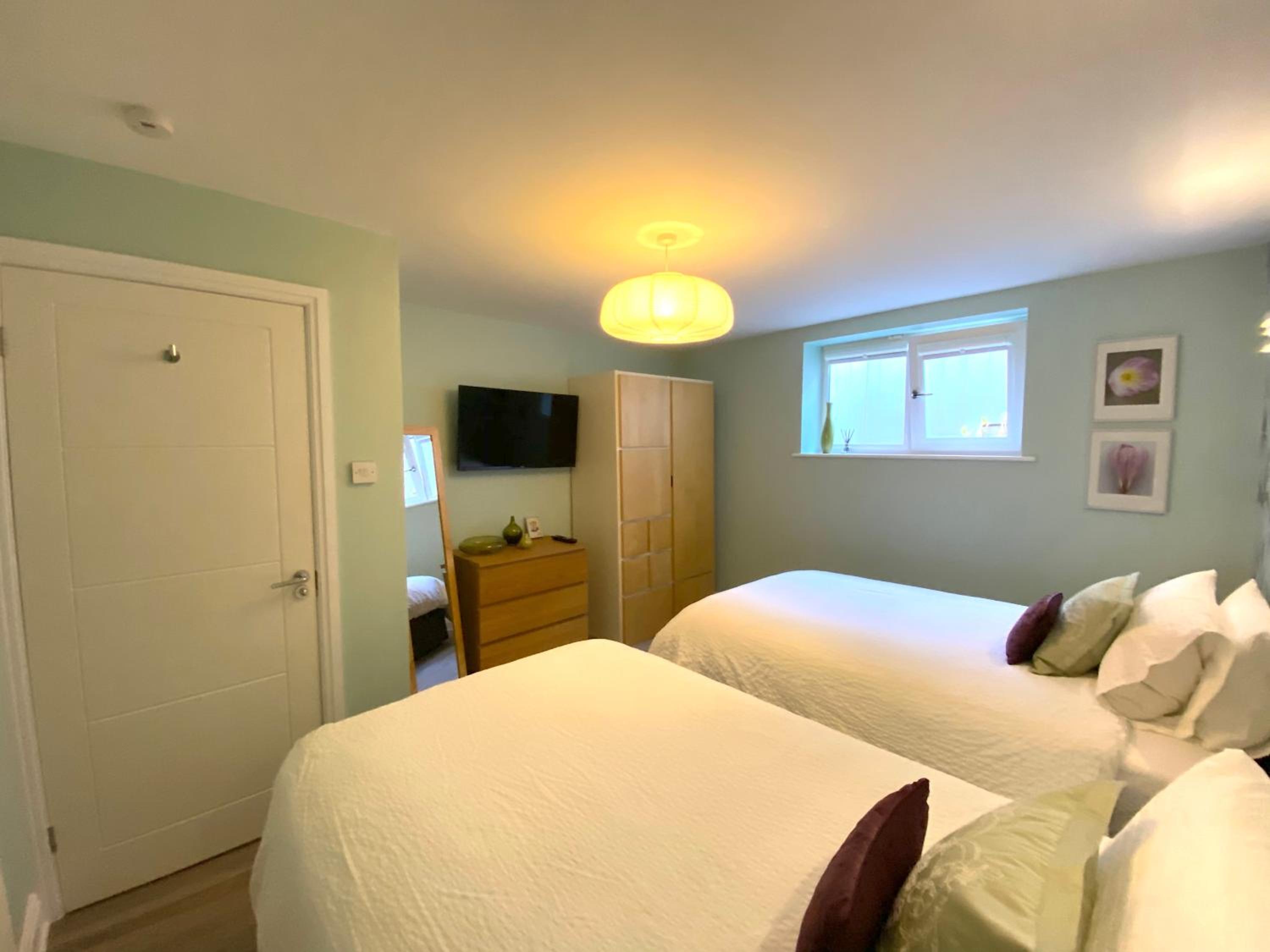 The Garden Apartment, Near Airport & City view 4