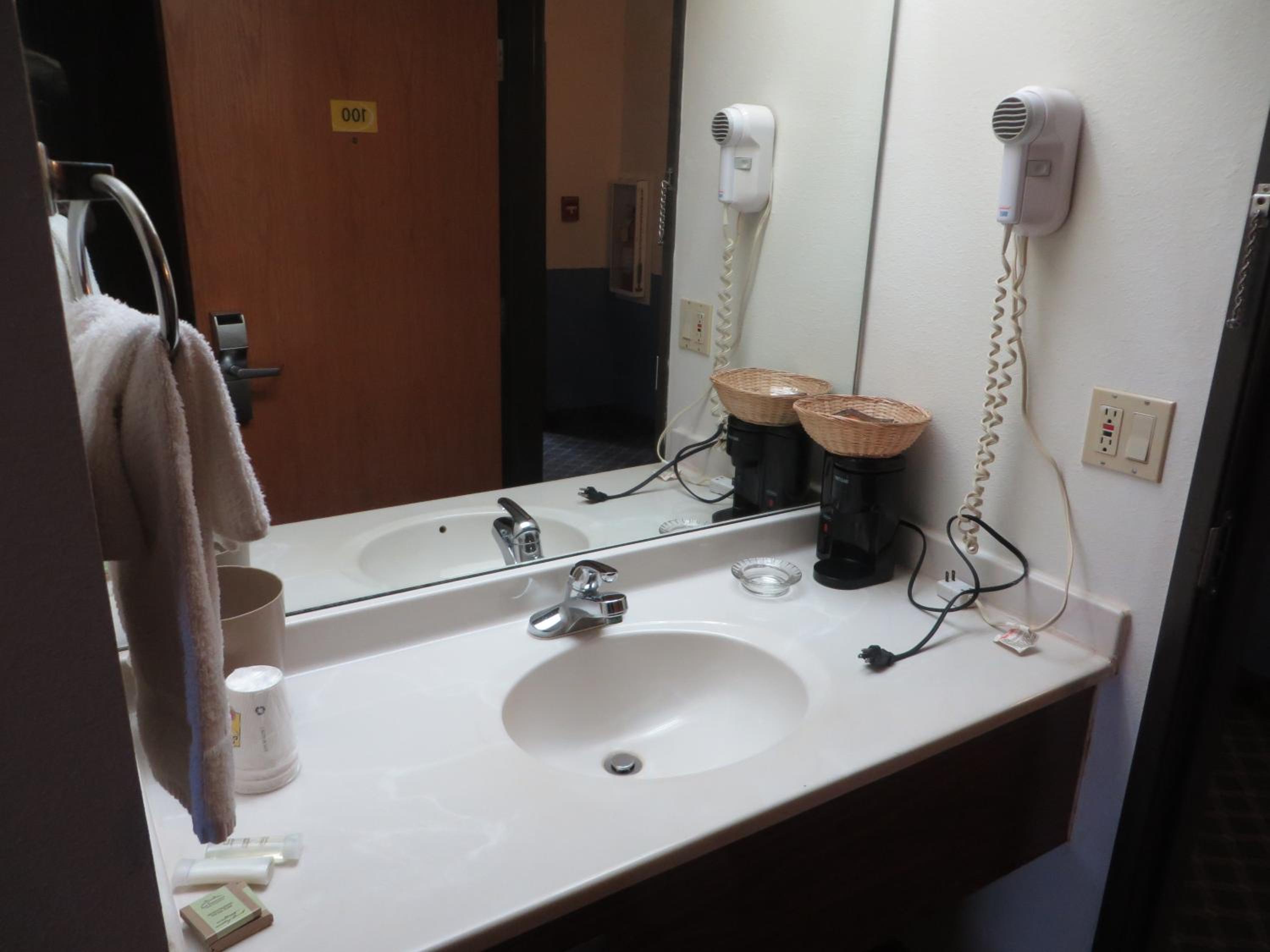 Super 8 by Wyndham Monmouth IL - Property Image 39