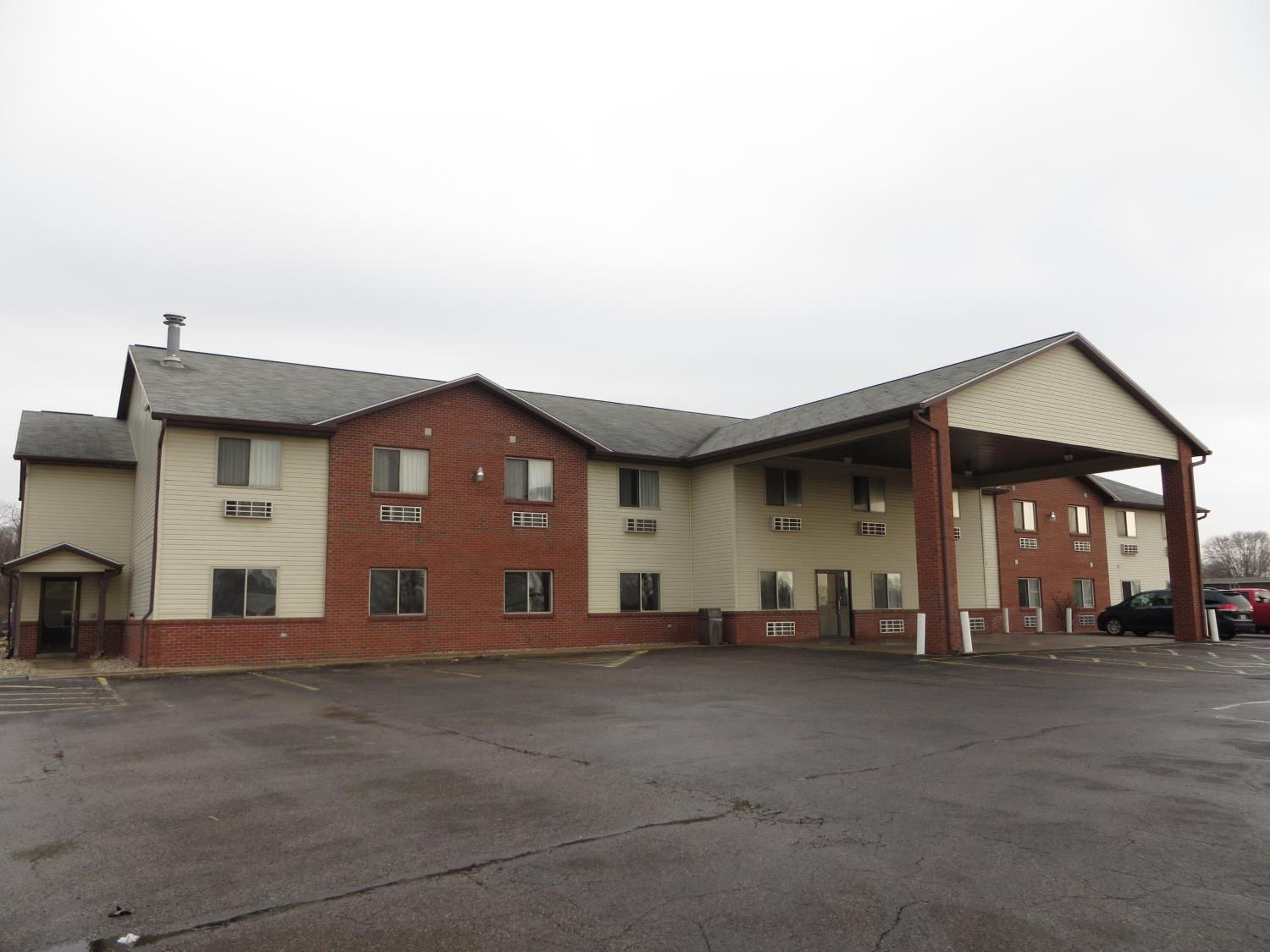 Super 8 by Wyndham Monmouth IL - Property Image 16