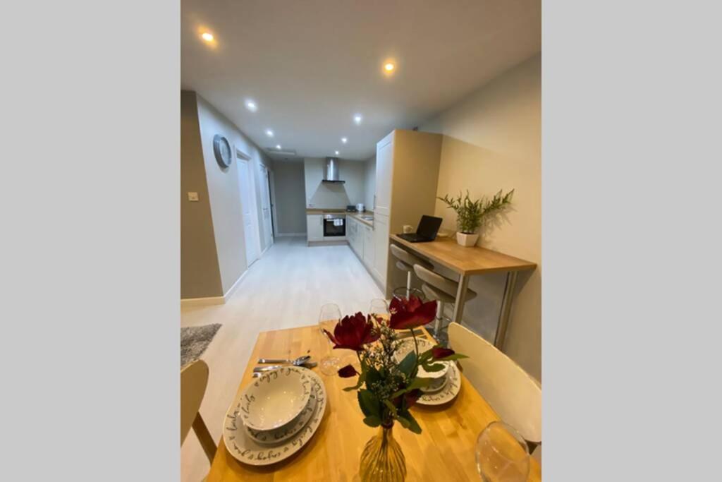 Modern and spacious open plan bungalow view 5