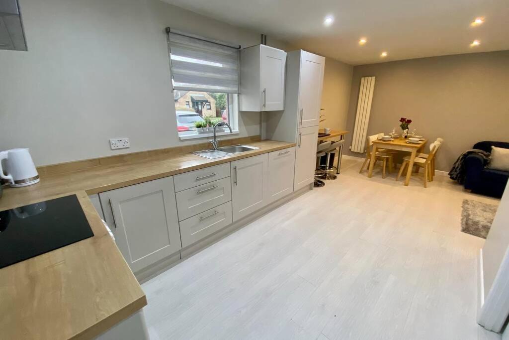Modern and spacious open plan bungalow view 4