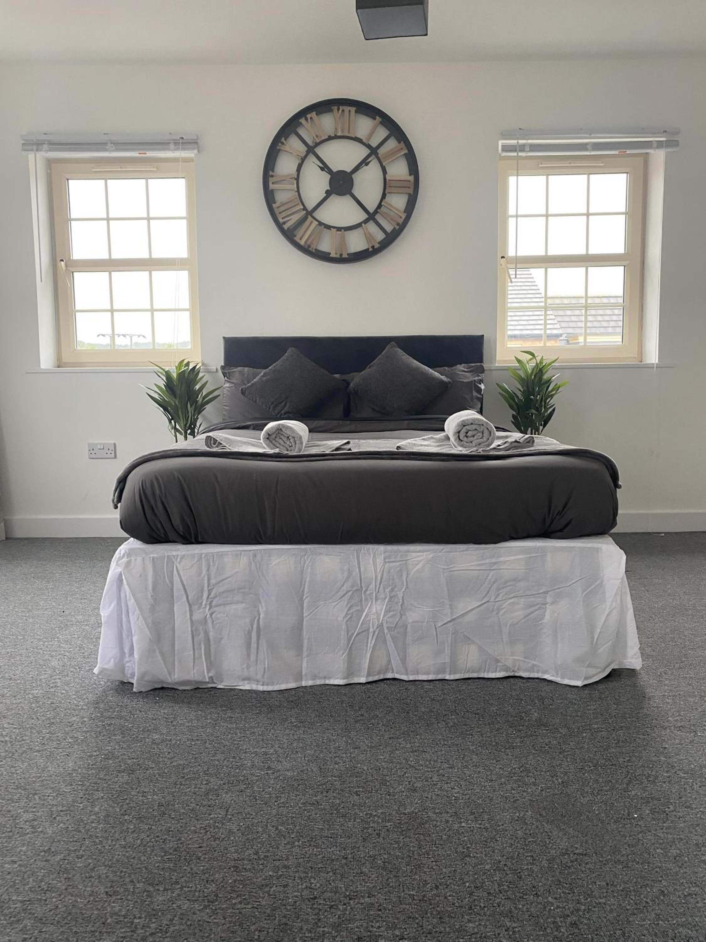 Doncaster Furnished House For Short Lets view 2