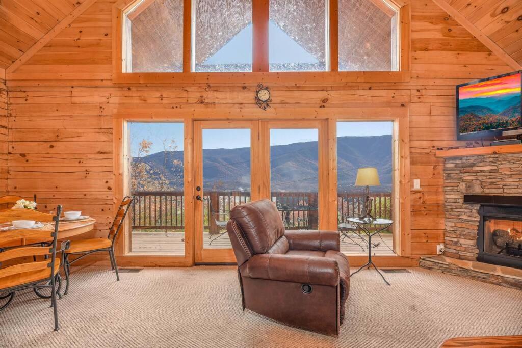 Gorgeous View. Hot Tub. Privacy. Fireplace. Pool & Fishing Access! view 4