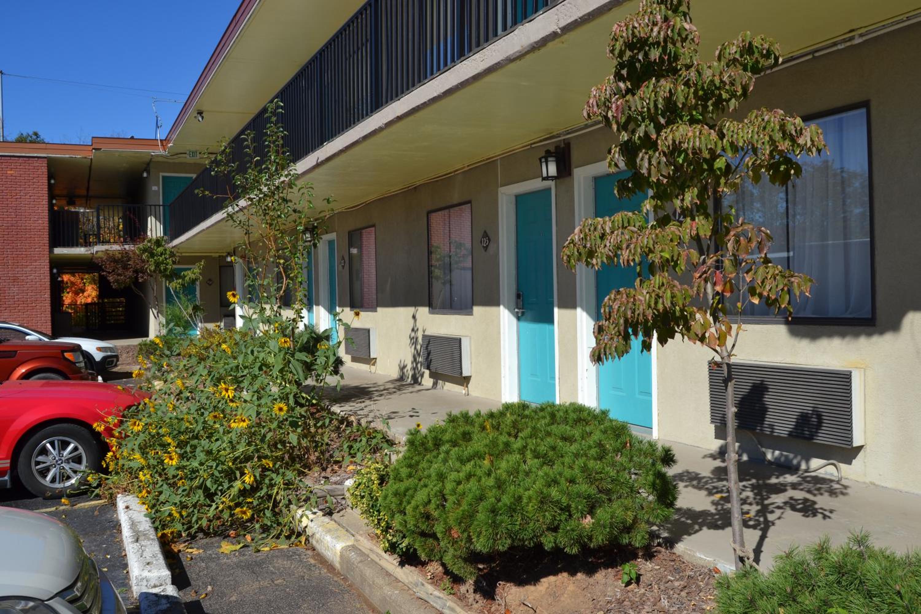 Cascades Inn