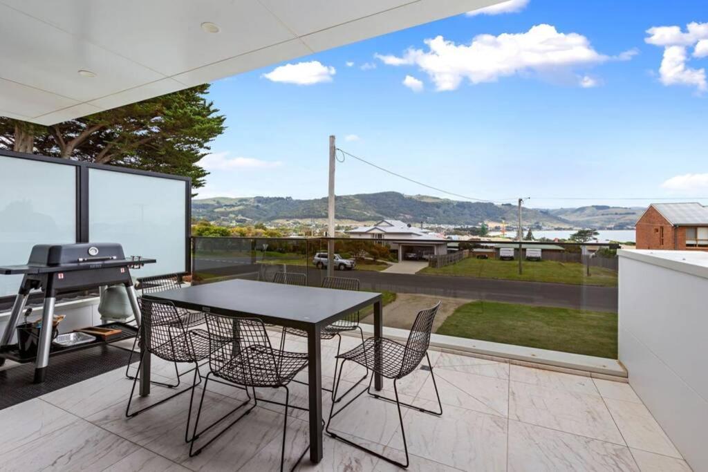 luxurious 4 Bedroom Ocean View Holiday House
