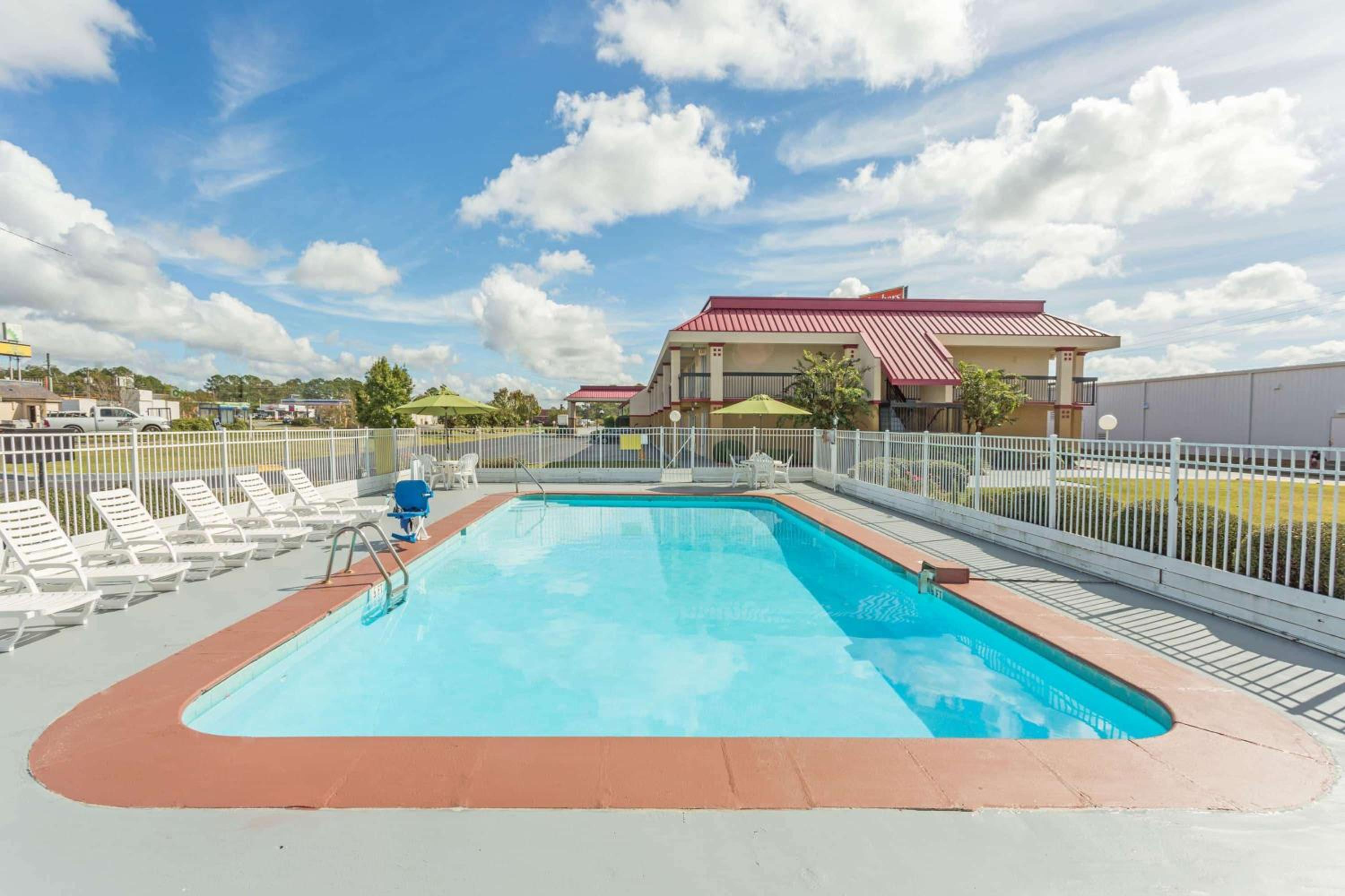 Super 8 by Wyndham Tifton view 4
