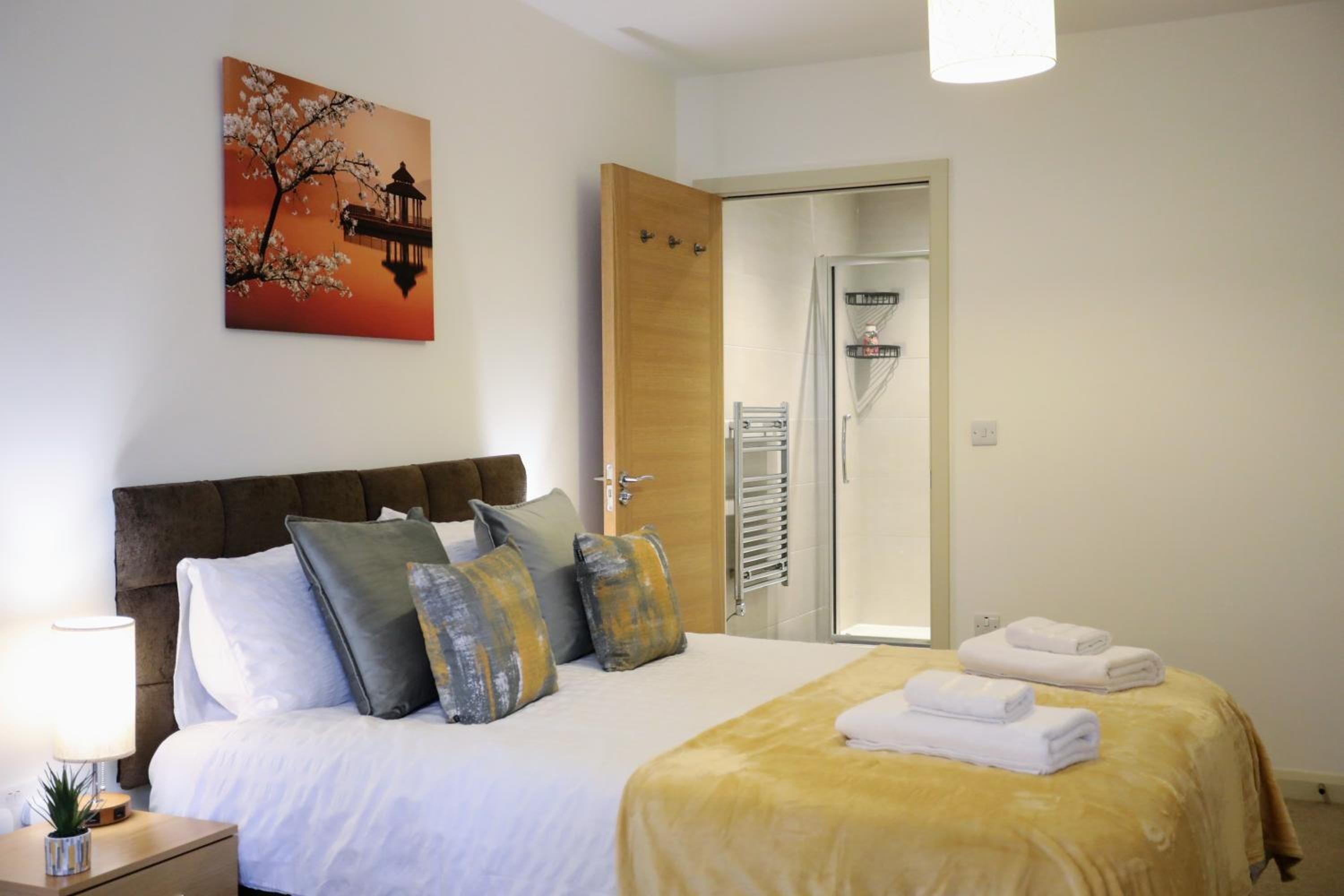 Aisiki Stays Apartments at Queensbury, Ground Floor, 2-Bedroom & 2-Bathroom, King or Twin Beds with Front Porch, with Free WiFi and Parking Space view 4