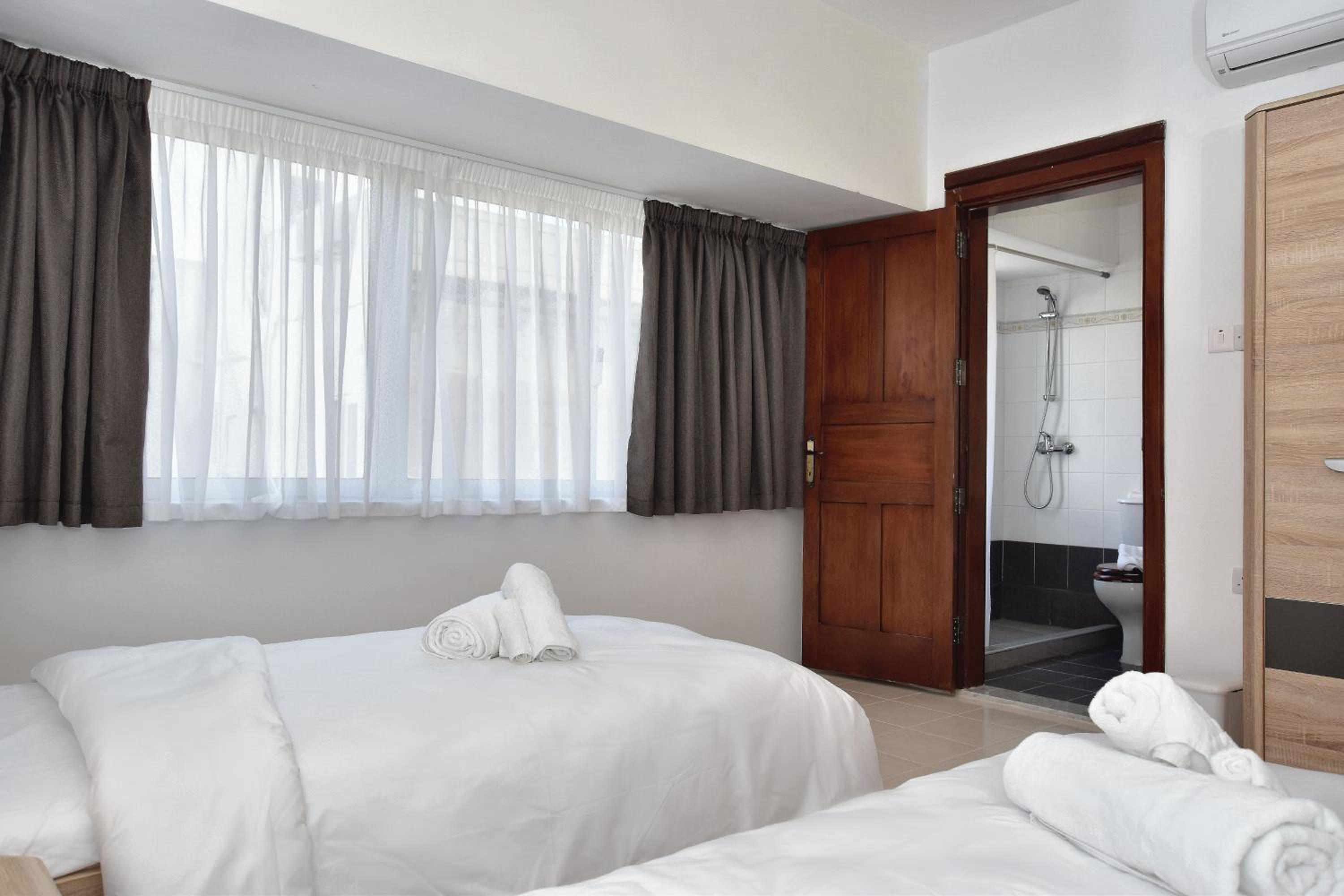 Bright & Spacious 2 Bedroom with Marina View