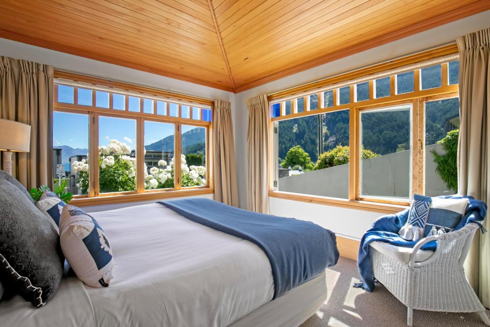 Historic Stonehouse & Alley Cottage - Sleeps 14 with spa pool view 3