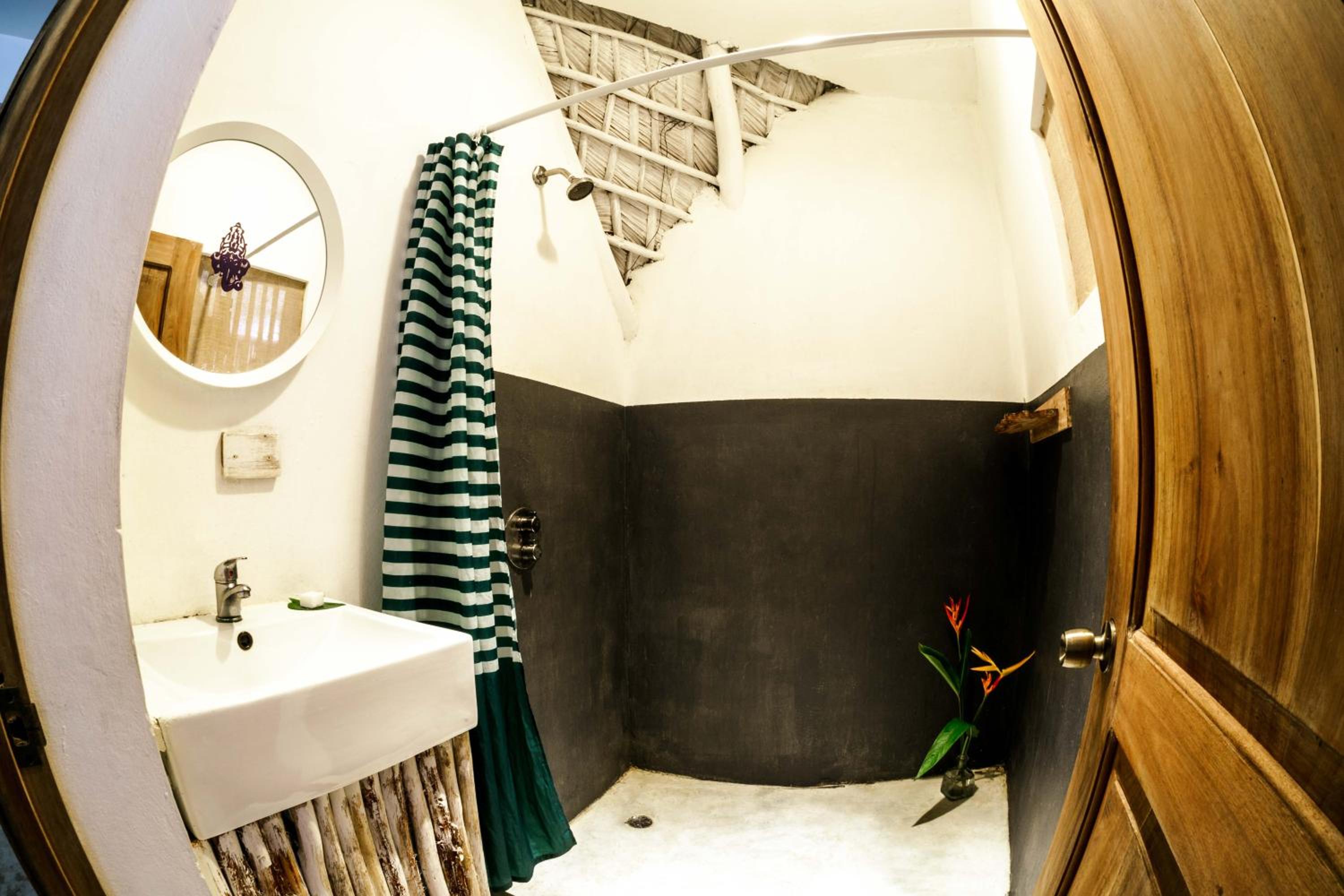 Ganesh Hostel & Shivas Bungalows