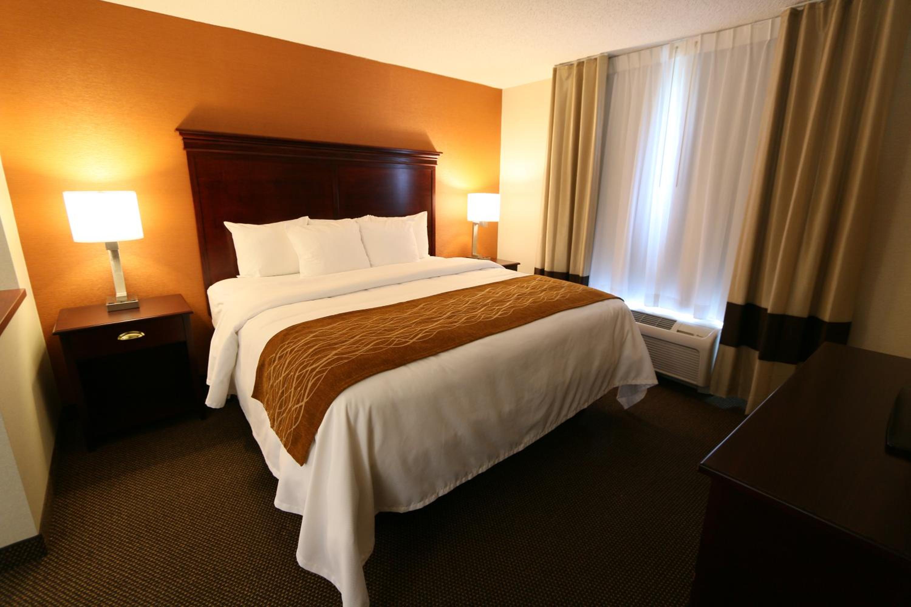 Hutchinson Vacations - Comfort Inn  Suites - Property Image 1