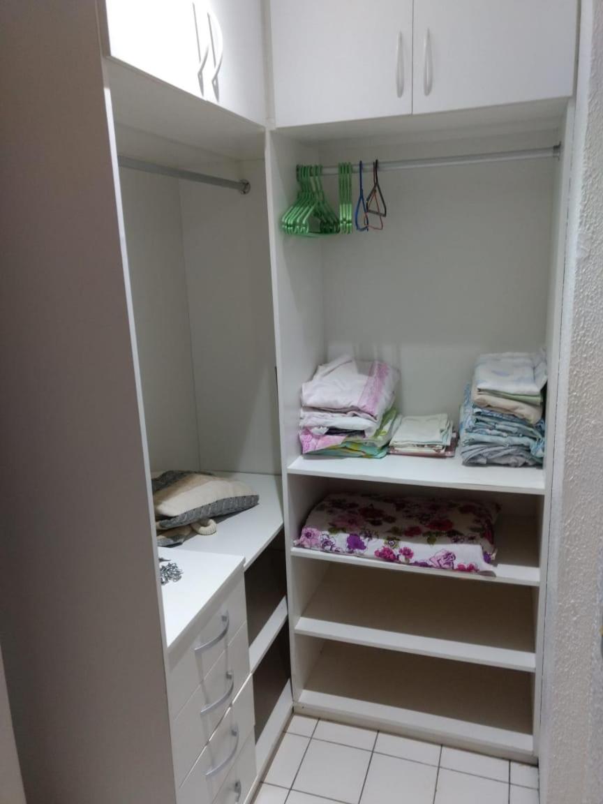 Ap por temporada com 2 quartos e uma suíte , excelente área de lazer, Praia do Futuro, condomínio Cartier-Fortaleza