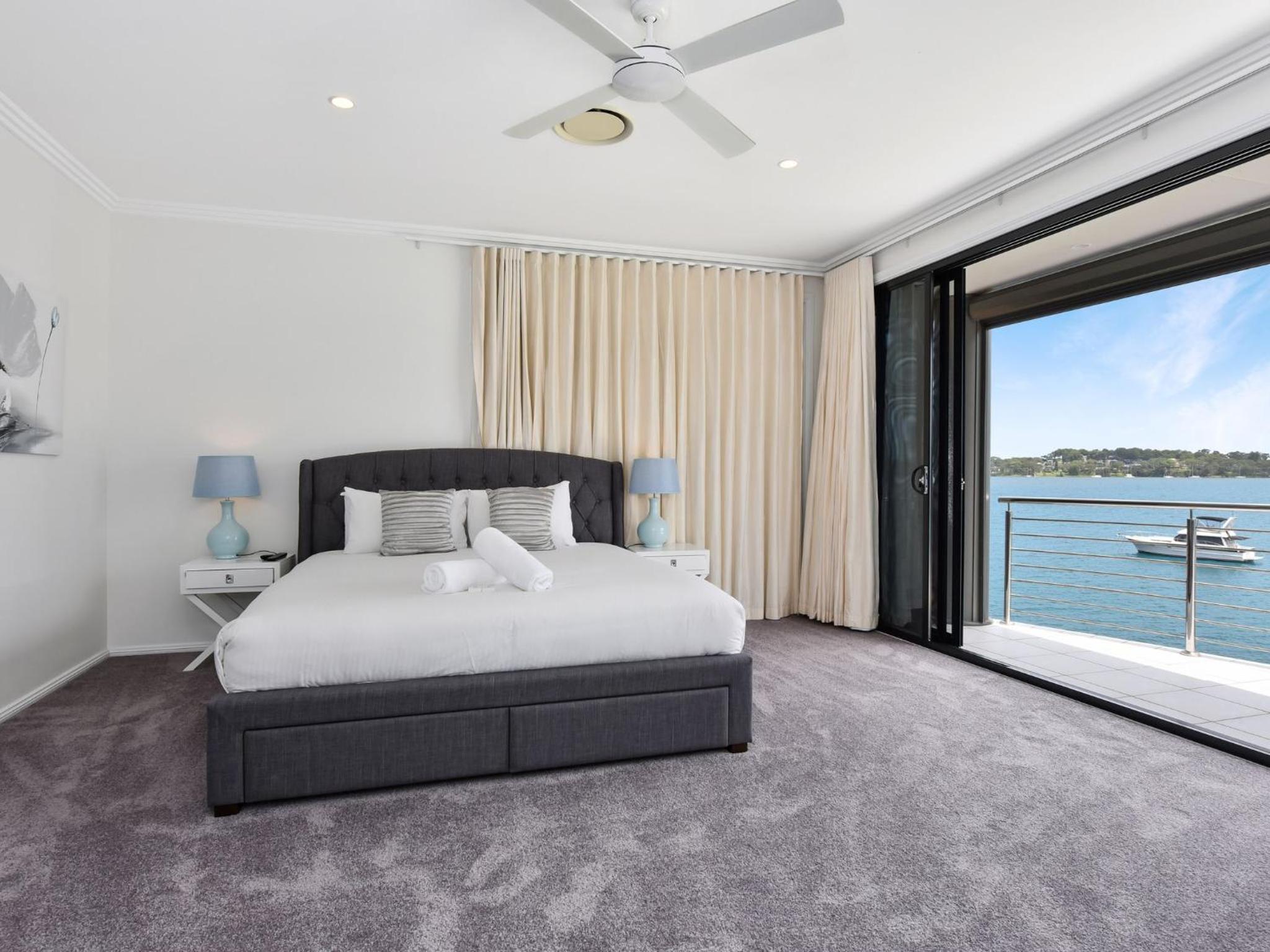 Sealand Lake House Stunning Absolute Waterfront