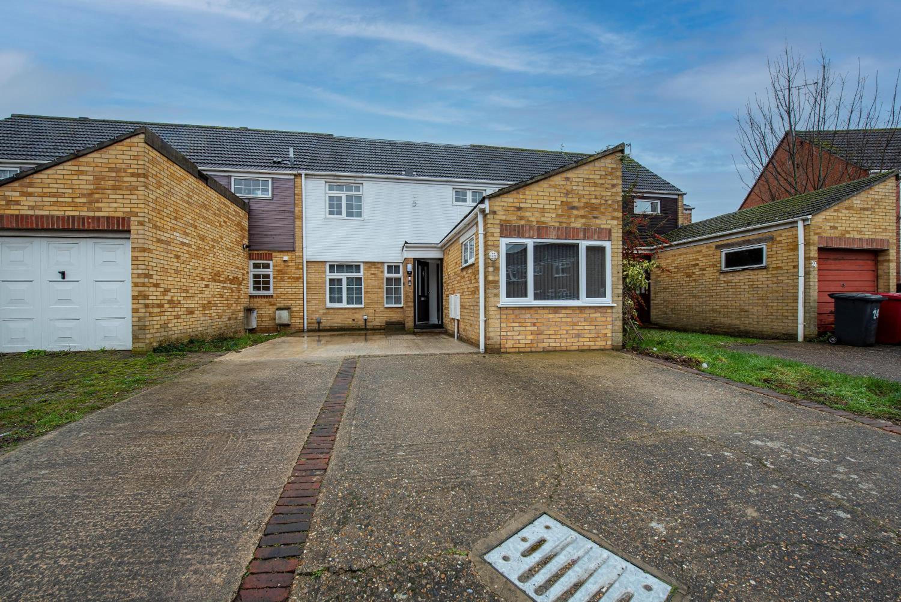 Rochfords Serviced House with 5 Bedrooms, 4 bathrooms up to 8 beds By 360Stays view 4