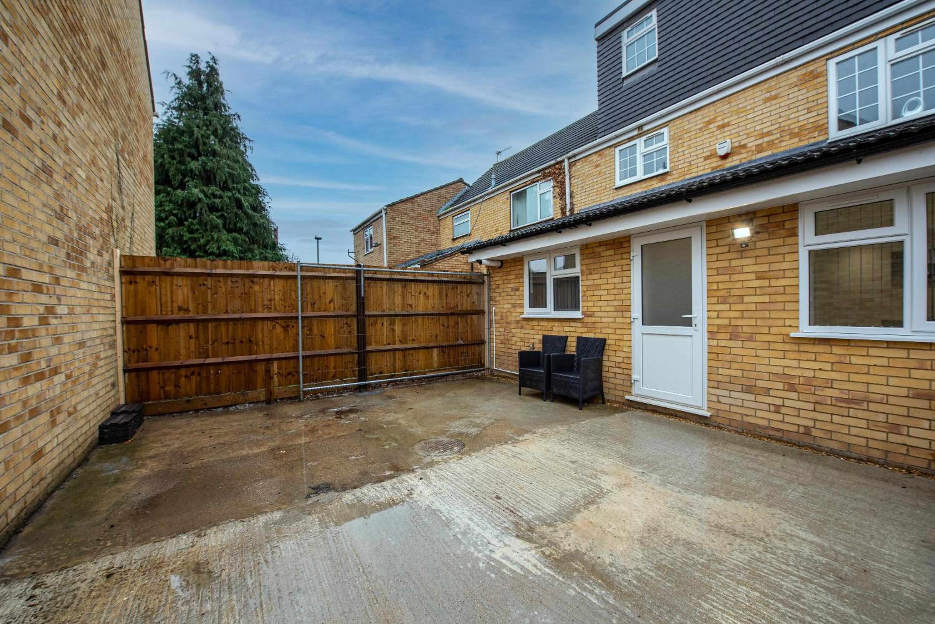 Rochfords Serviced House with 5 Bedrooms, 4 bathrooms up to 8 beds By 360Stays view 5