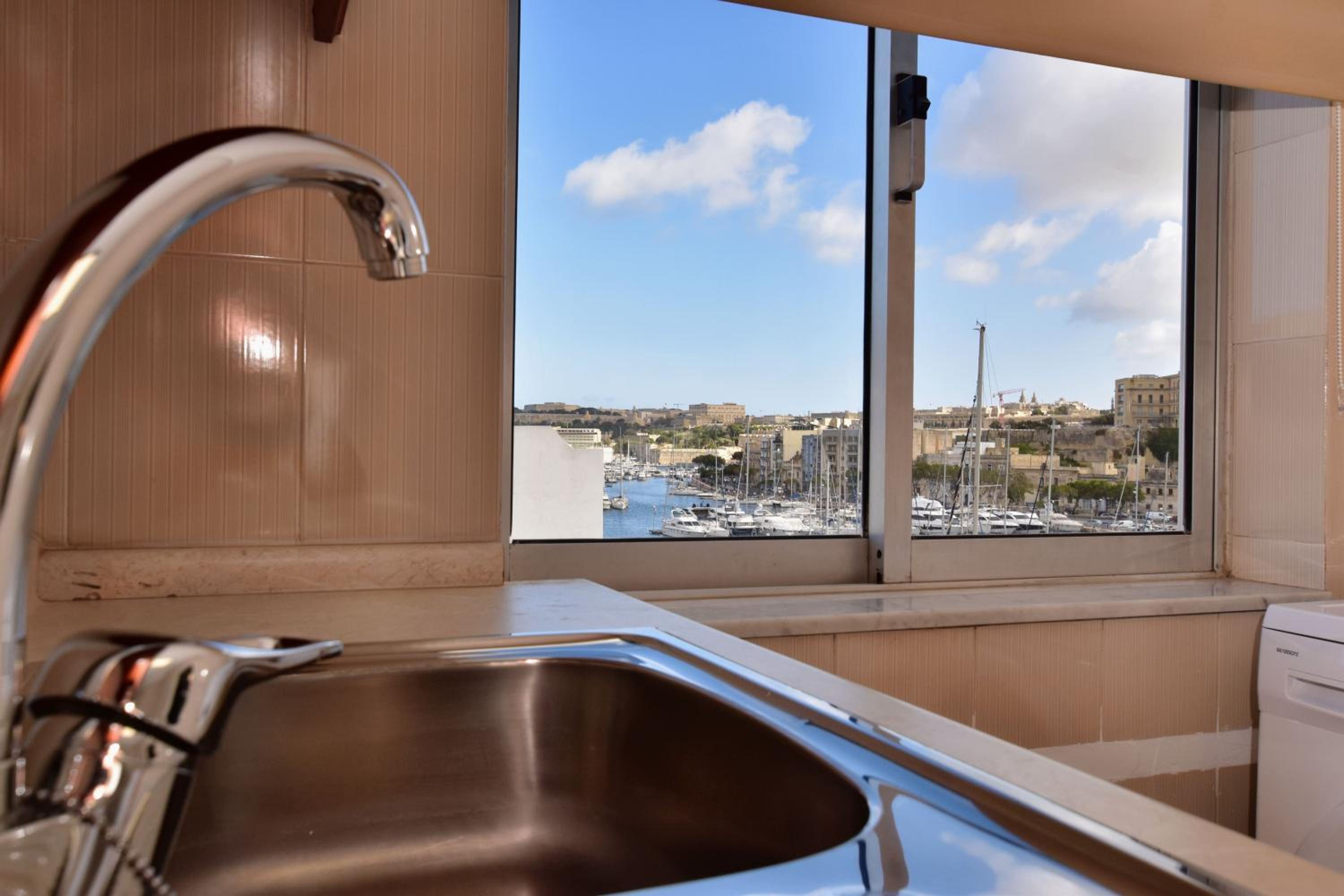 Bright and Central 2 Bedroom with Harbour view view 2