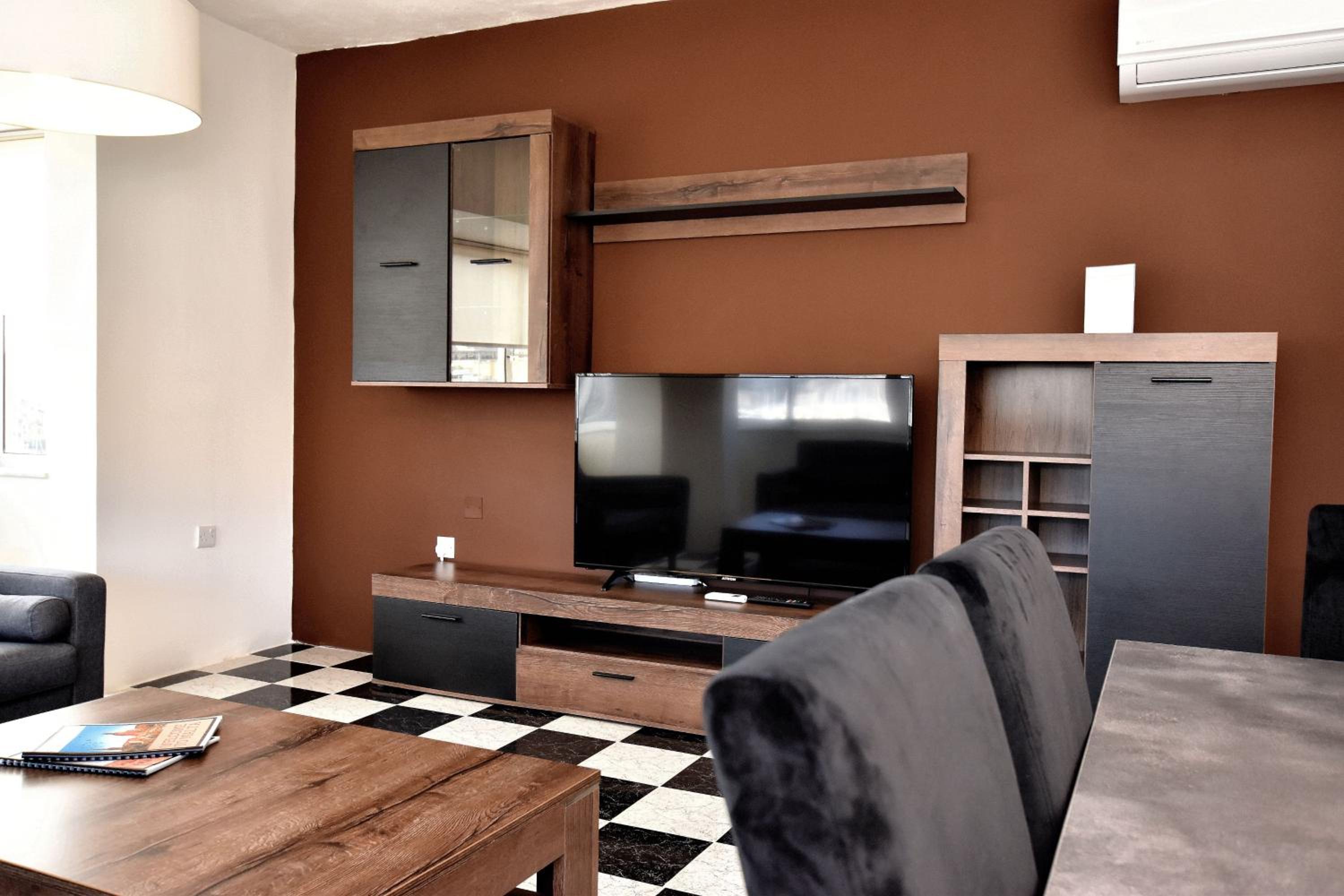 Bright and Central 2 Bedroom with Harbour view view 3