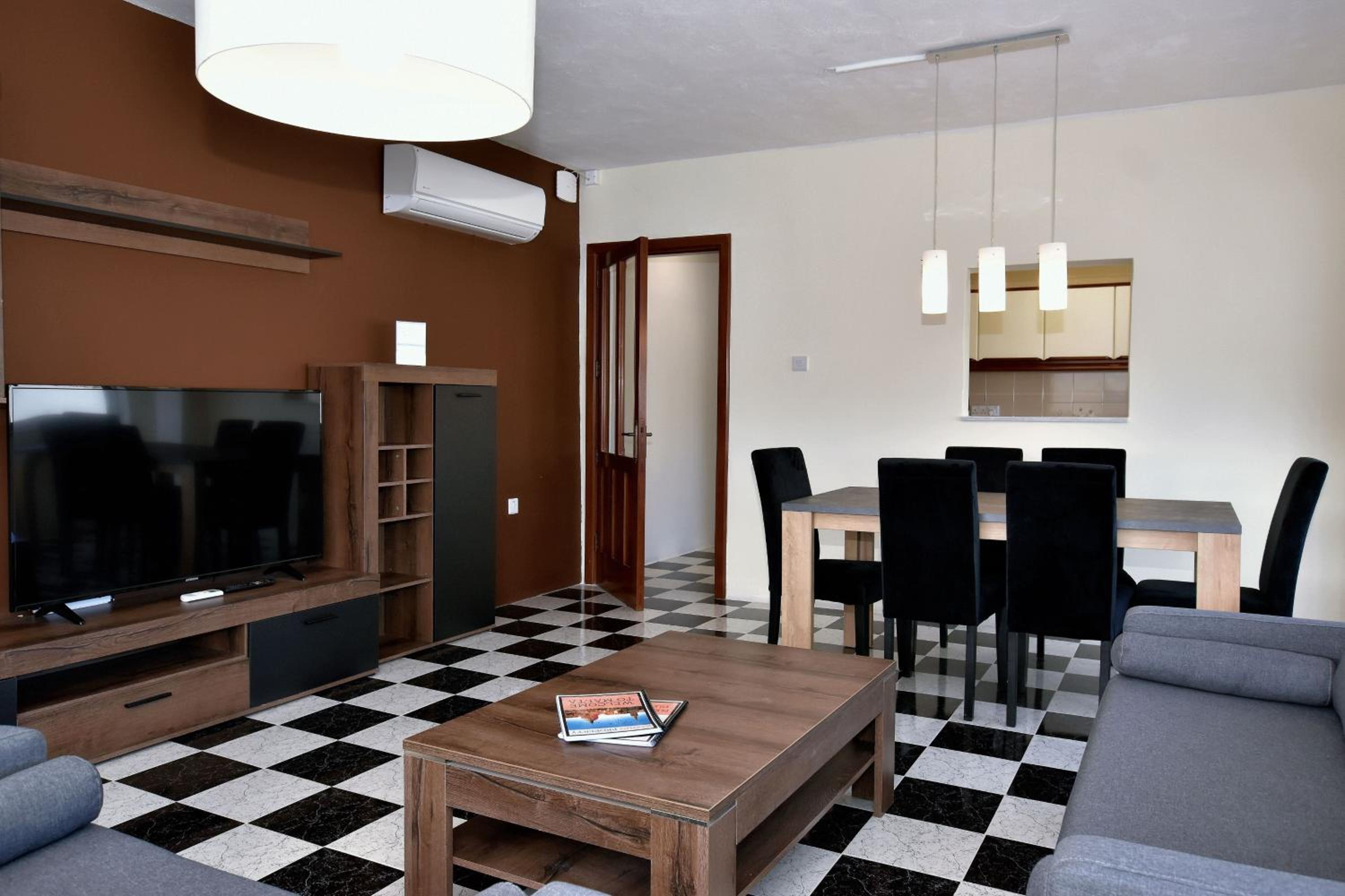 Bright and Central 2 Bedroom with Harbour view view 4