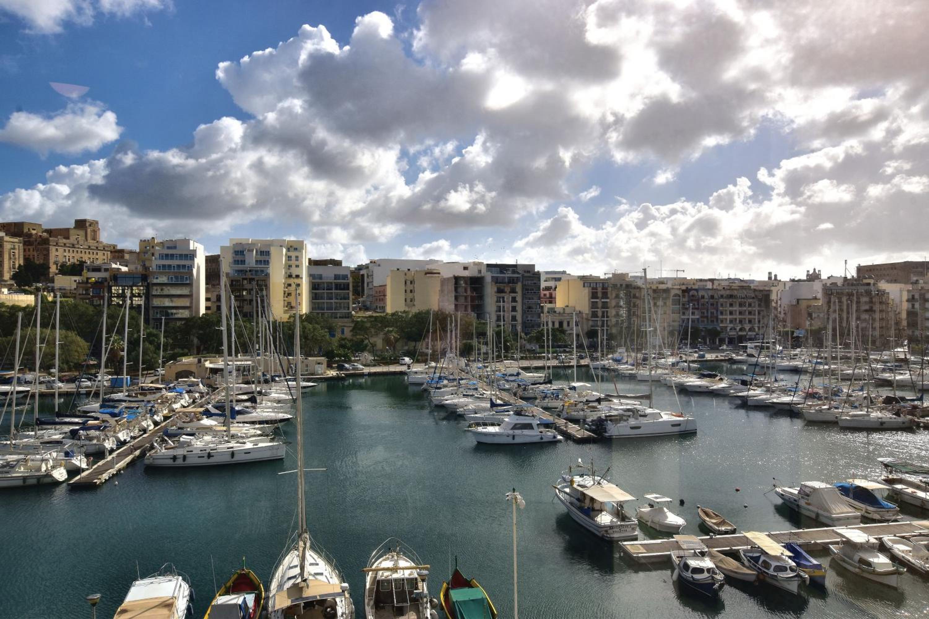 Bright and Central 2 Bedroom with Harbour view view 5