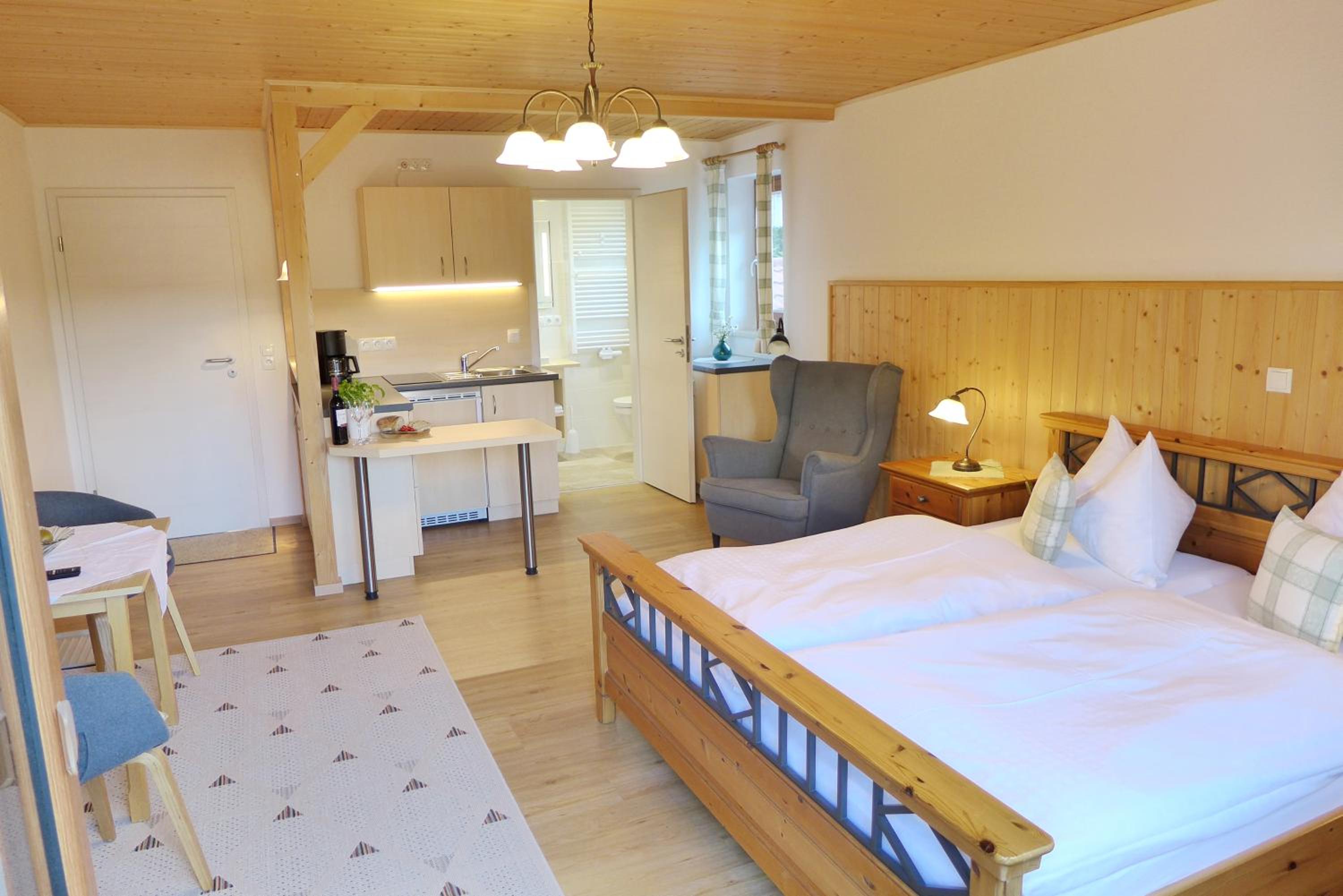 Gästehaus Philipp im Herzen des Fichtelgebirges - 5 Ferienwohnungen, großes Grundstück, Wald und Wiese, Wohnung mit privater Sauna, kostenfreie Parkplätze,
