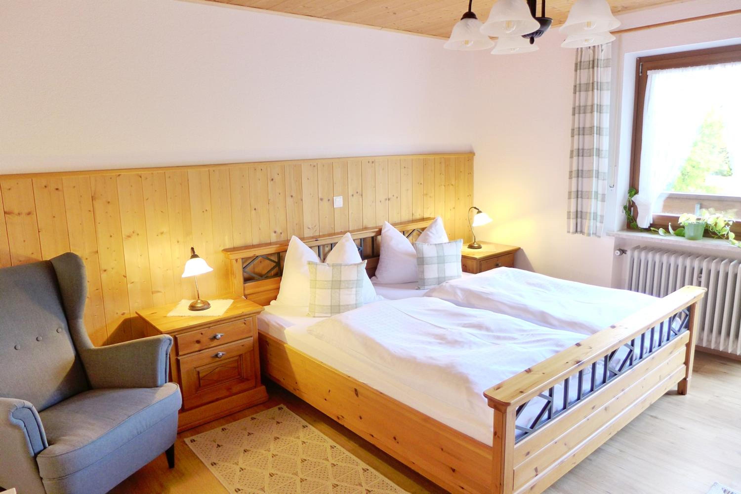 Gästehaus Philipp im Herzen des Fichtelgebirges - 5 Ferienwohnungen, großes Grundstück, Wald und Wiese, Wohnung mit privater Sauna, kostenfreie Parkplätze,