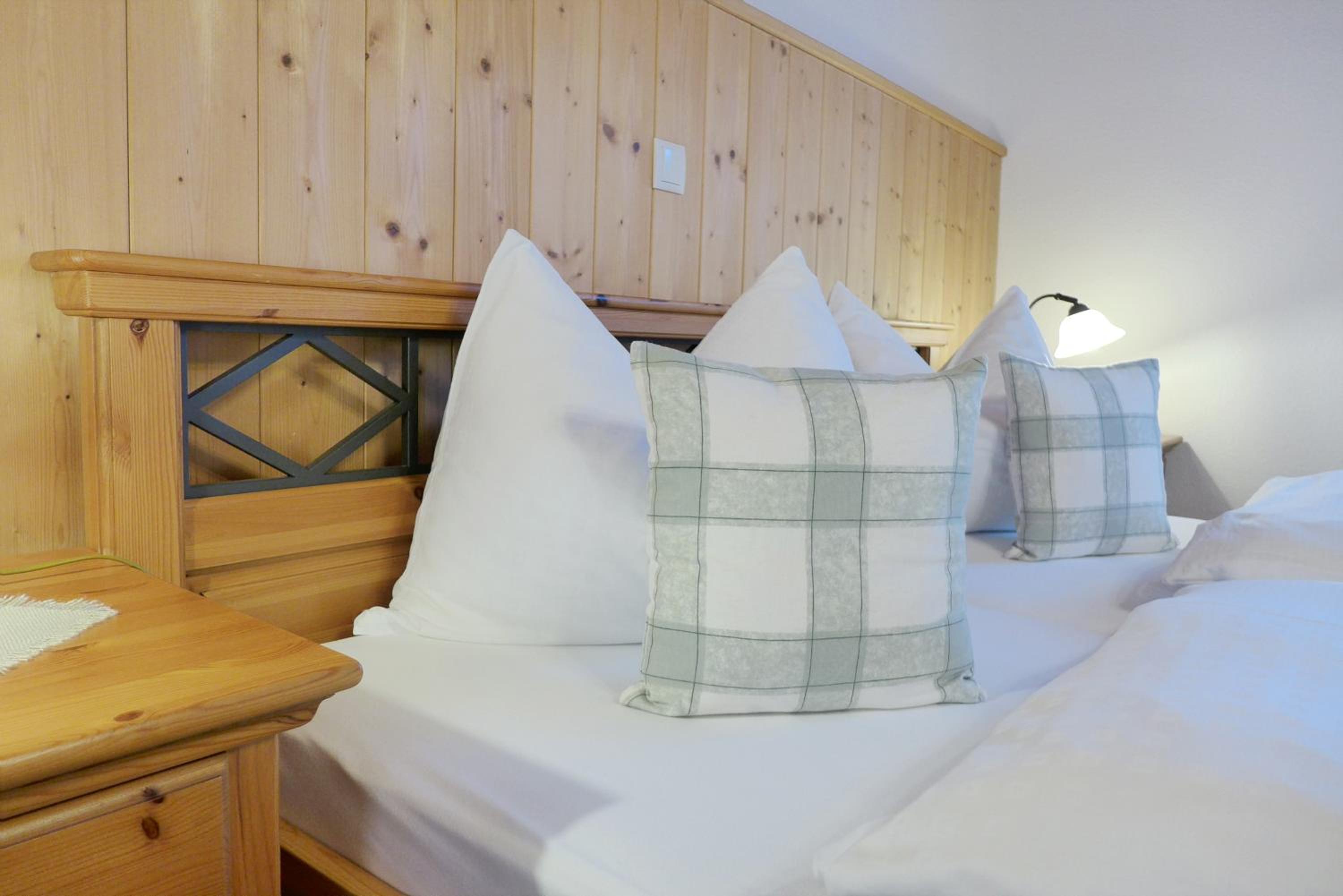 Gästehaus Philipp im Herzen des Fichtelgebirges - 5 Ferienwohnungen, großes Grundstück, Wald und Wiese, Wohnung mit privater Sauna, kostenfreie Parkplätze,