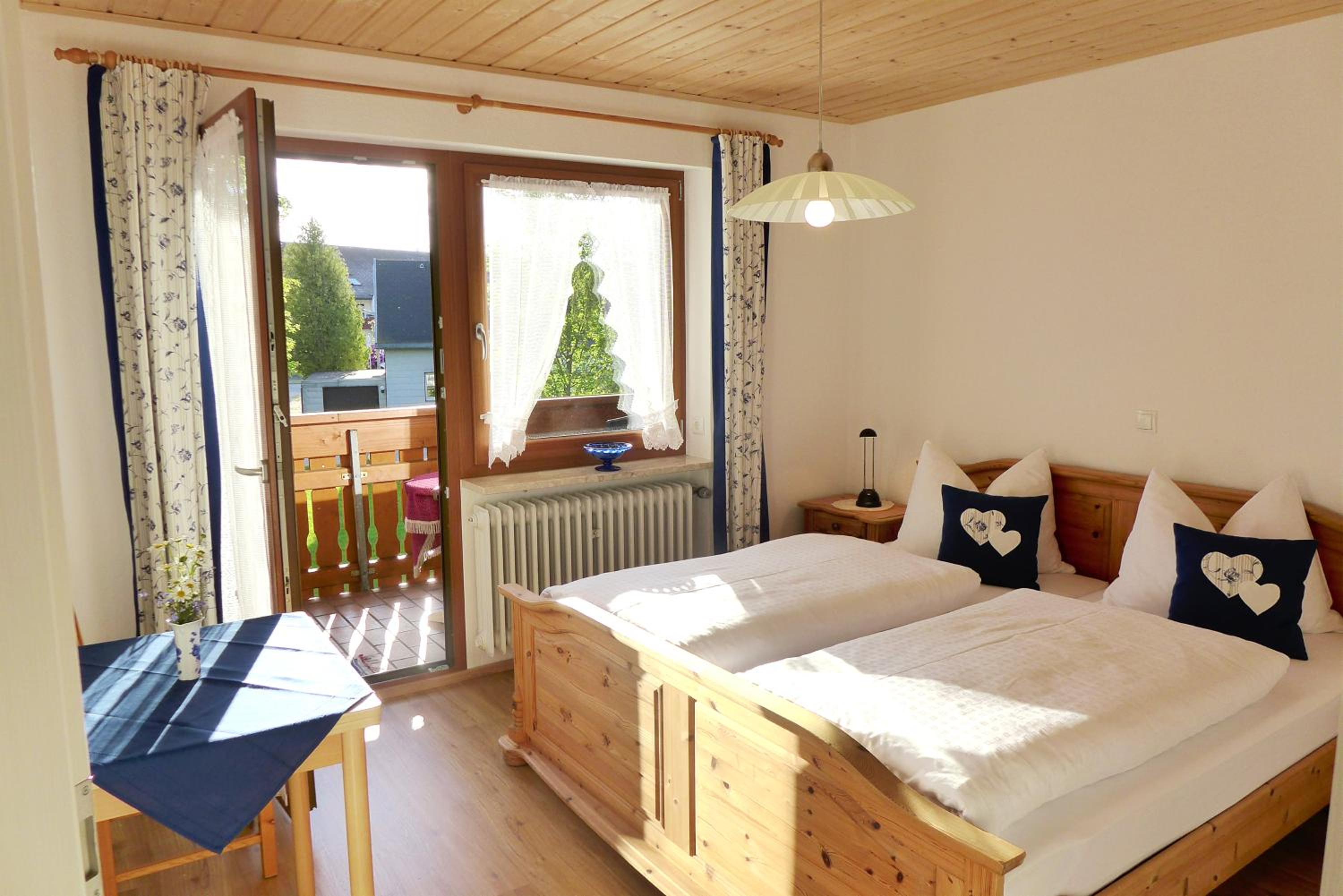 Gästehaus Philipp im Herzen des Fichtelgebirges - 5 Ferienwohnungen, großes Grundstück, Wald und Wiese, Wohnung mit privater Sauna, kostenfreie Parkplätze,
