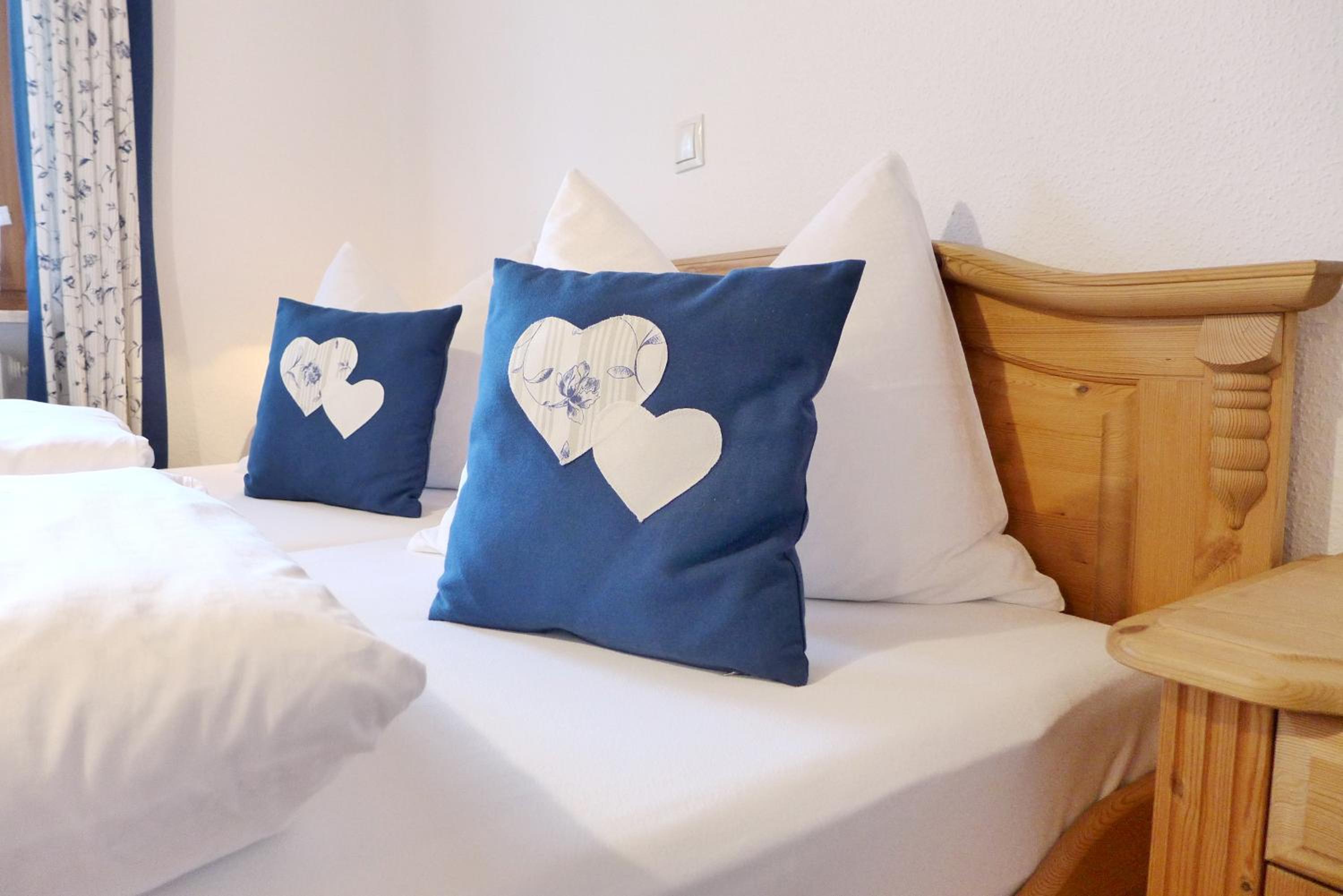 Gästehaus Philipp im Herzen des Fichtelgebirges - 5 Ferienwohnungen, großes Grundstück, Wald und Wiese, Wohnung mit privater Sauna, kostenfreie Parkplätze,