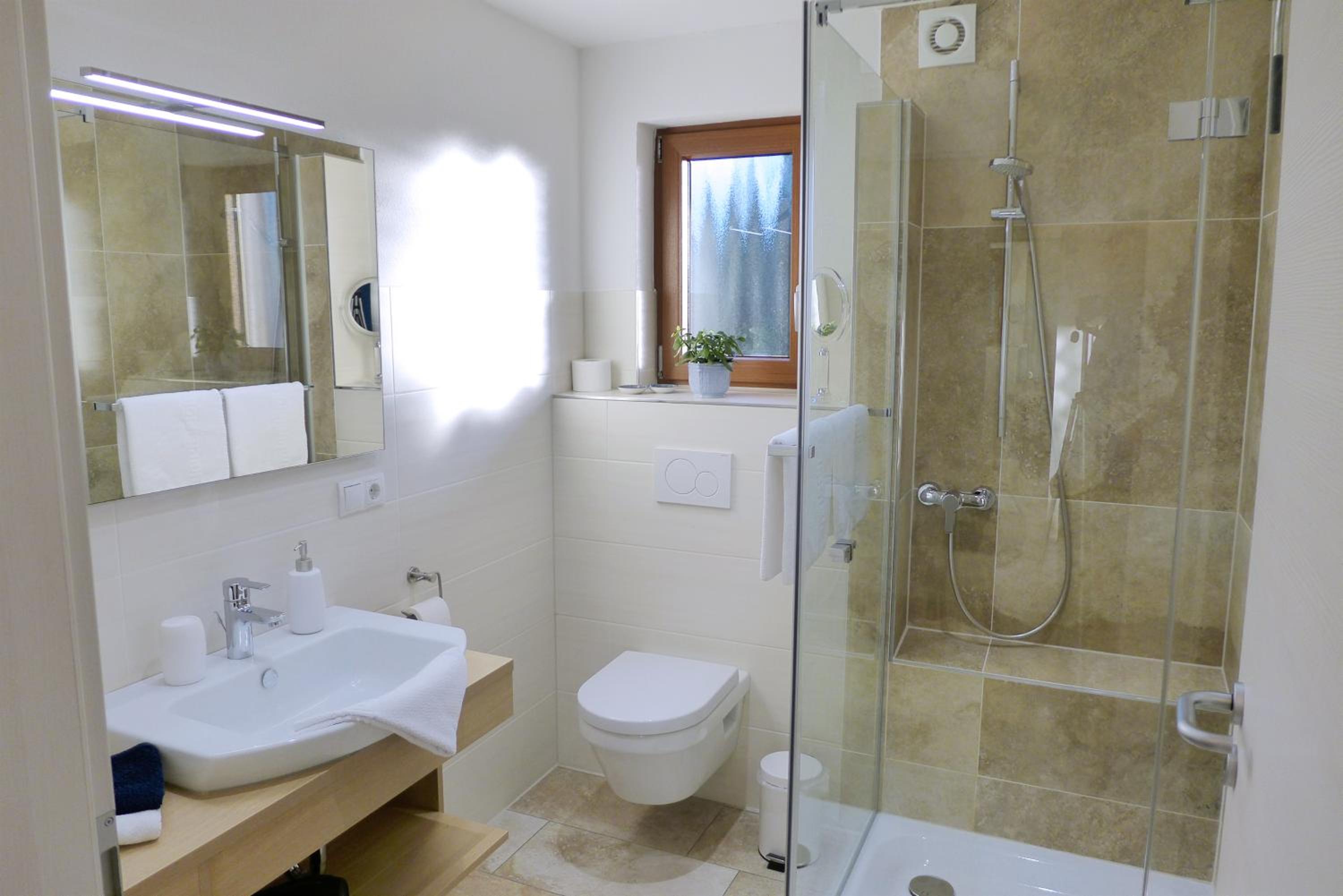 Gästehaus Philipp im Herzen des Fichtelgebirges - 5 Ferienwohnungen, großes Grundstück, Wald und Wiese, Wohnung mit privater Sauna, kostenfreie Parkplätze,
