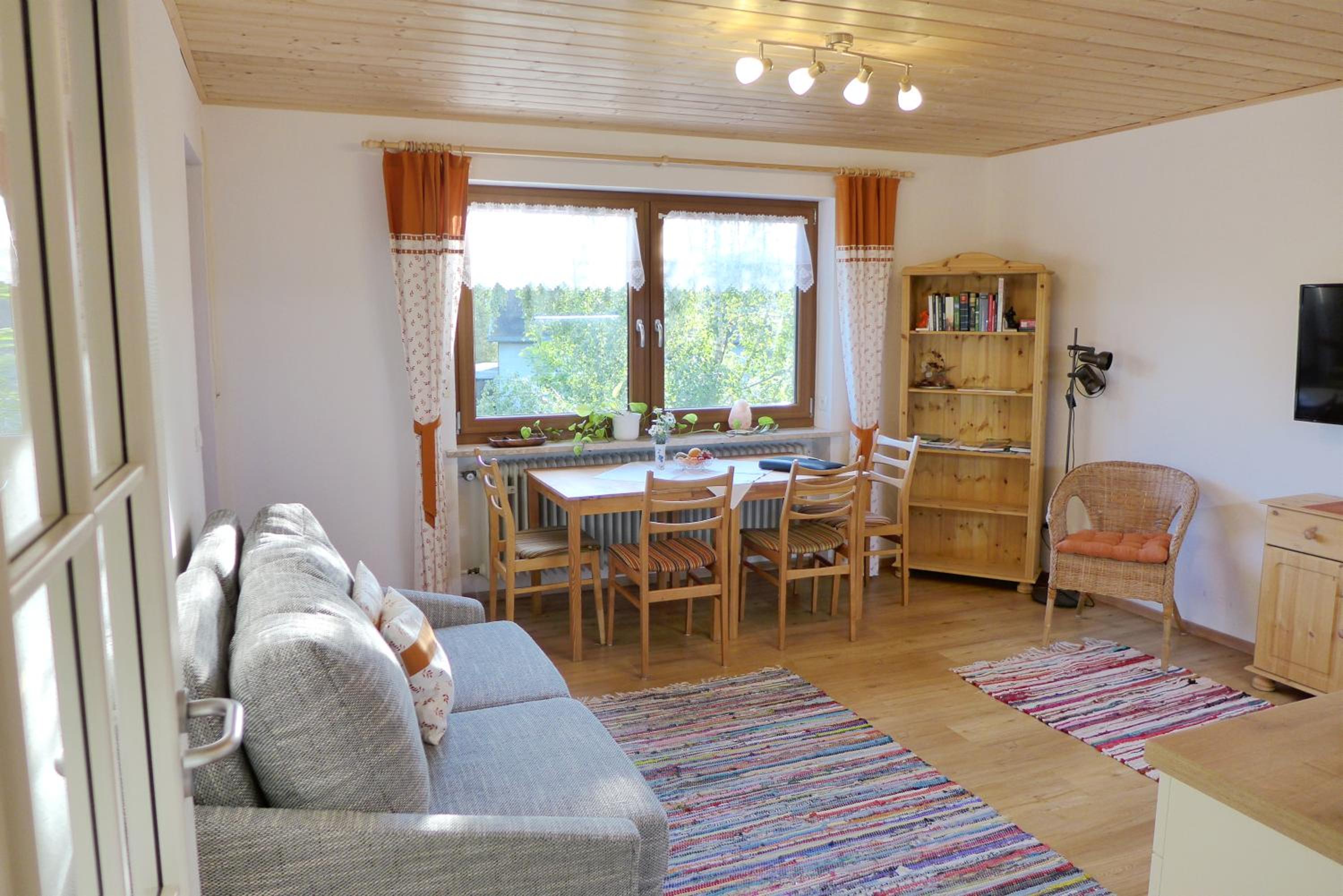 Gästehaus Philipp im Herzen des Fichtelgebirges - 5 Ferienwohnungen, großes Grundstück, Wald und Wiese, Wohnung mit privater Sauna, kostenfreie Parkplätze,