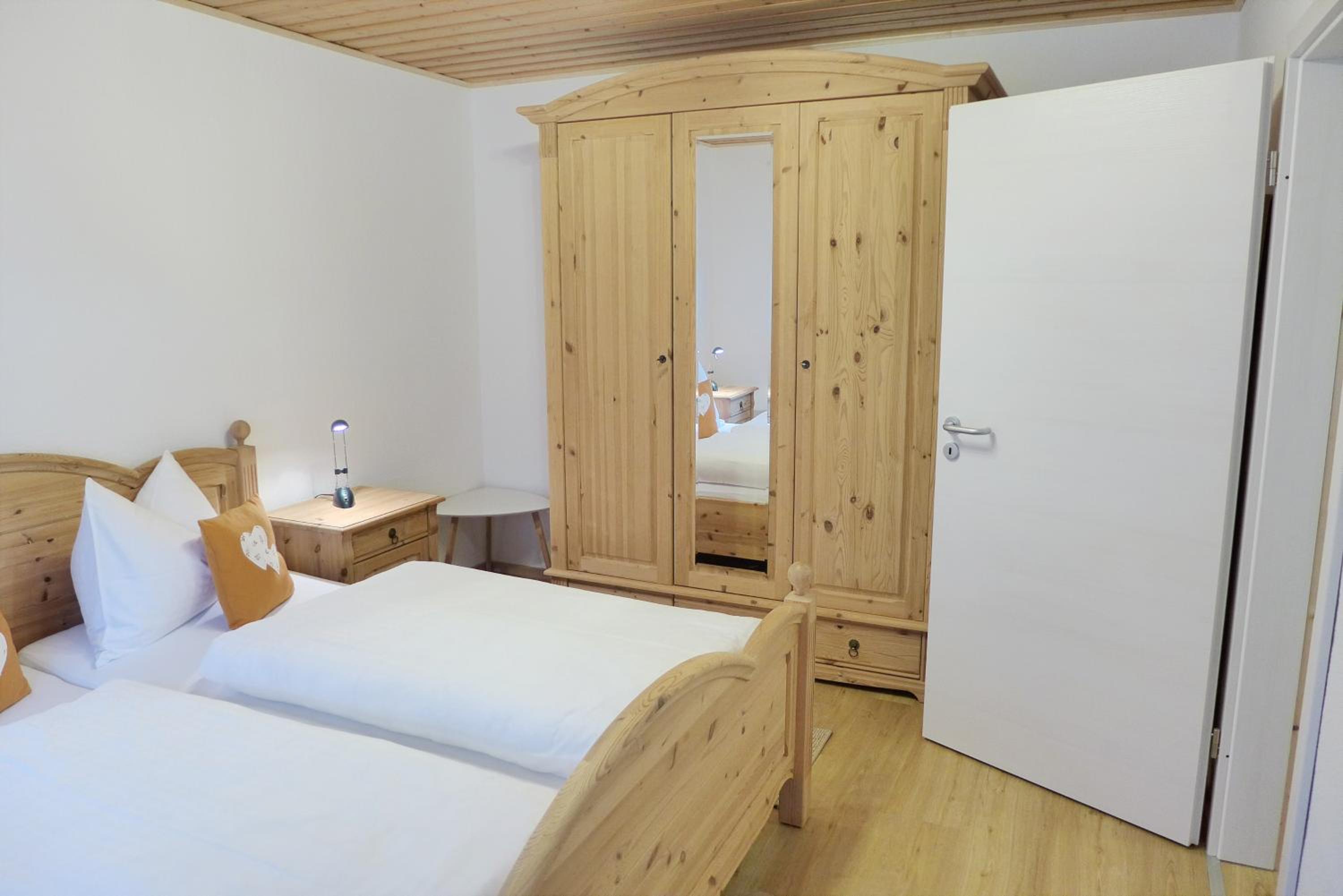 Gästehaus Philipp im Herzen des Fichtelgebirges - 5 Ferienwohnungen, großes Grundstück, Wald und Wiese, Wohnung mit privater Sauna, kostenfreie Parkplätze,