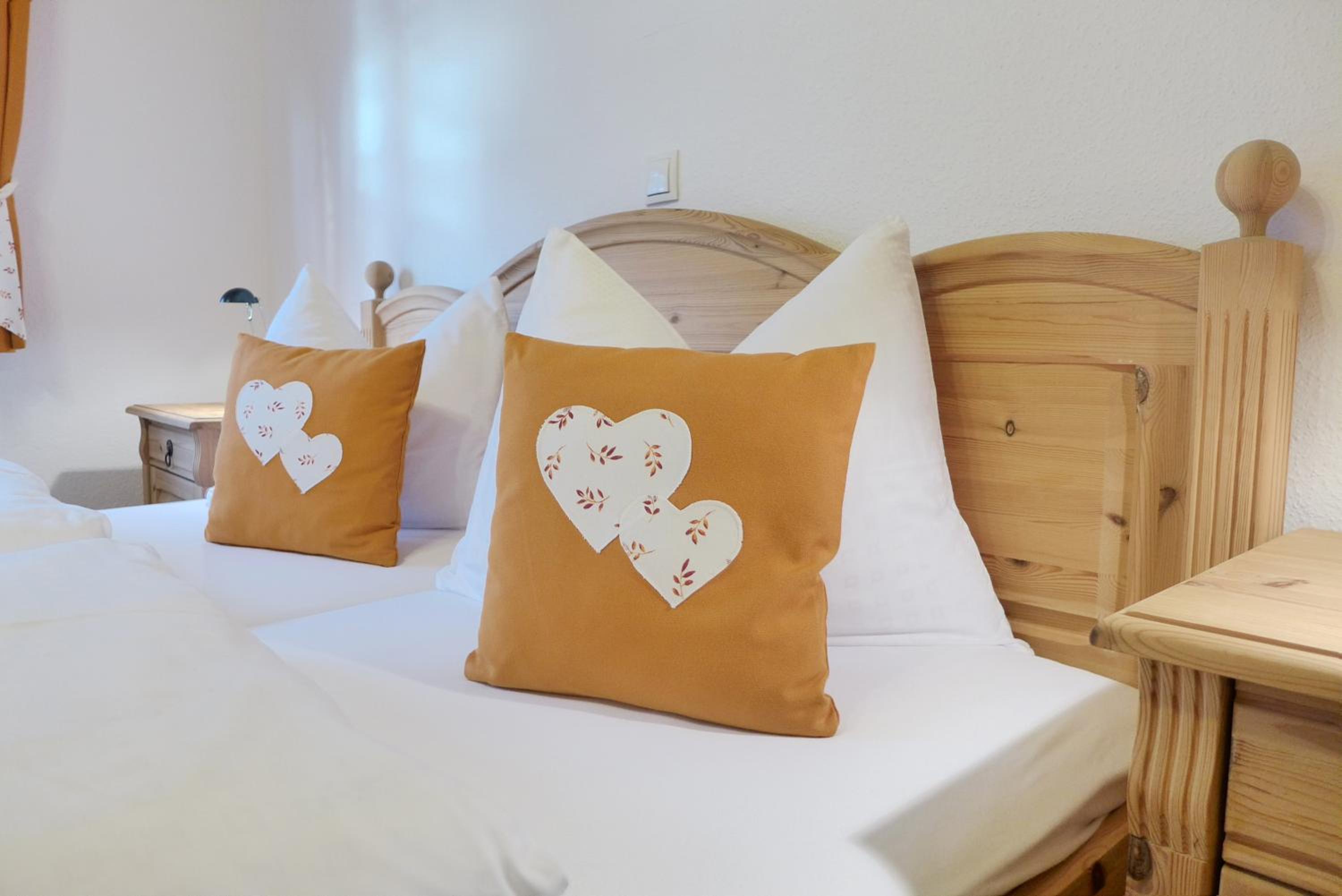 Gästehaus Philipp im Herzen des Fichtelgebirges - 5 Ferienwohnungen, großes Grundstück, Wald und Wiese, Wohnung mit privater Sauna, kostenfreie Parkplätze,