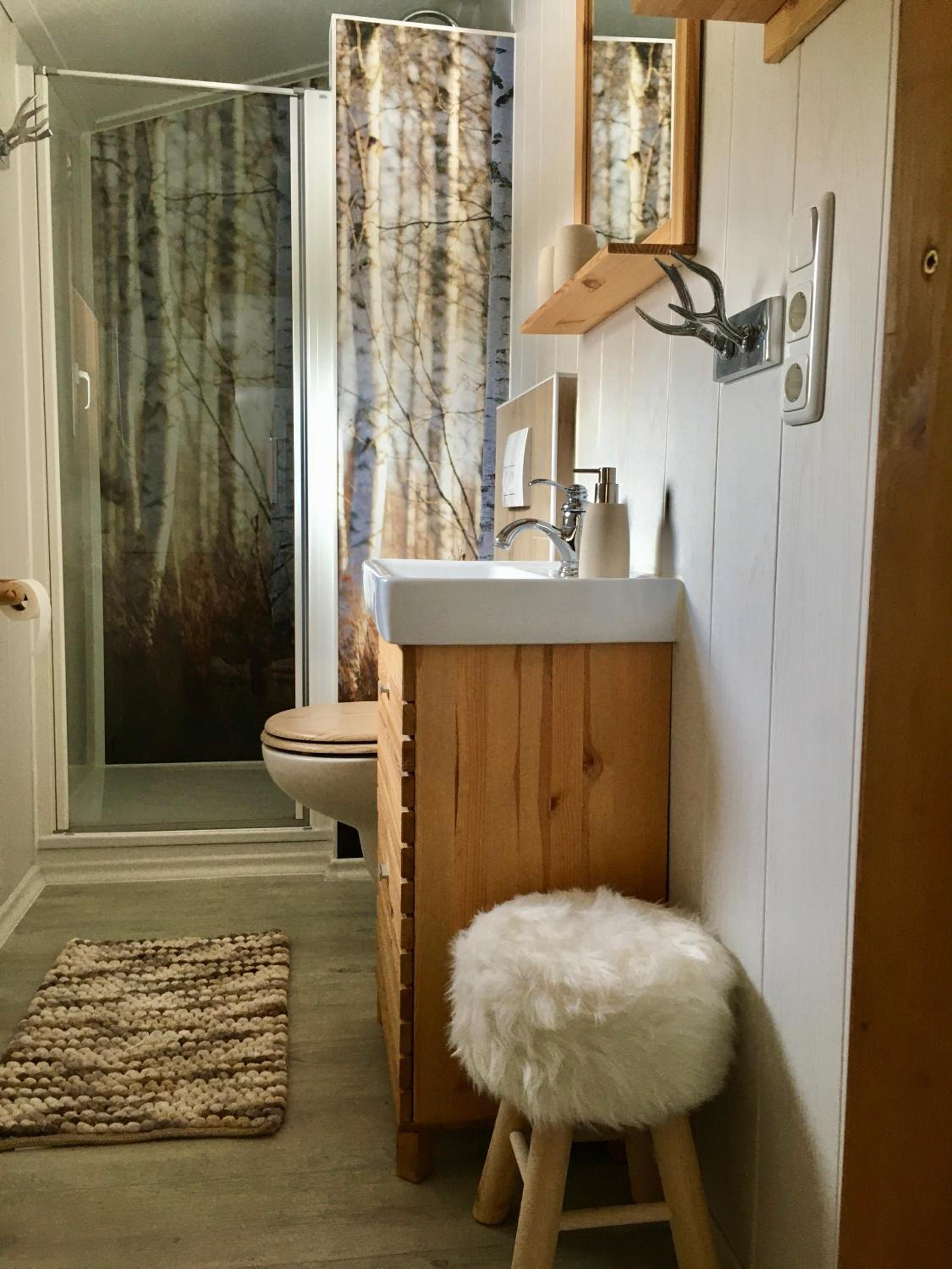 Hüttenflair am See mit Kamin