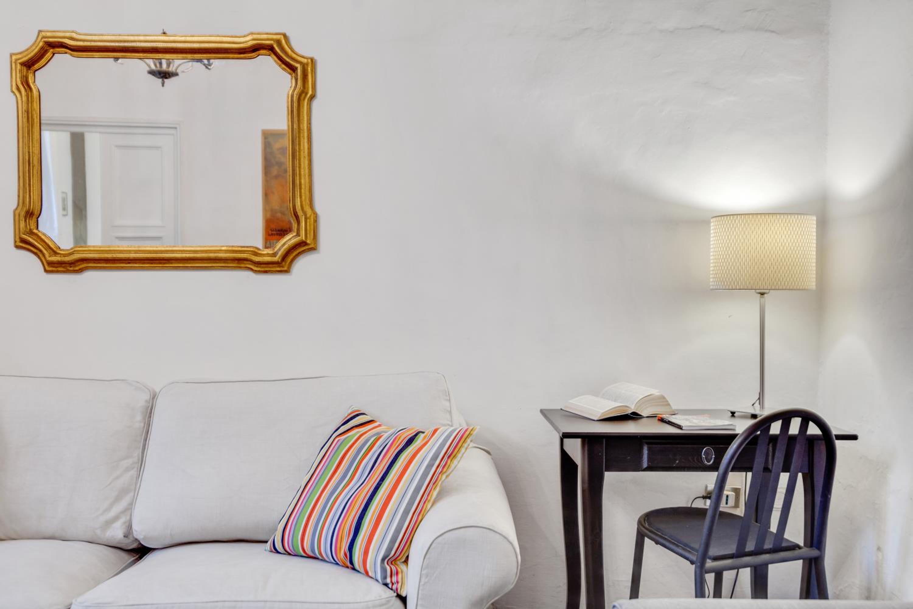 GuestHost - Porta Rossa Apartments near Ponte Vecchio