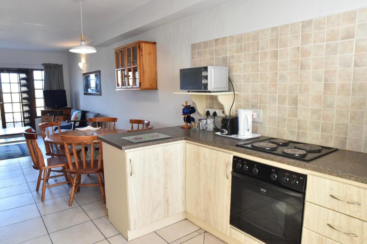 12 Settler Sands Beachfront cottage with sea view view 4