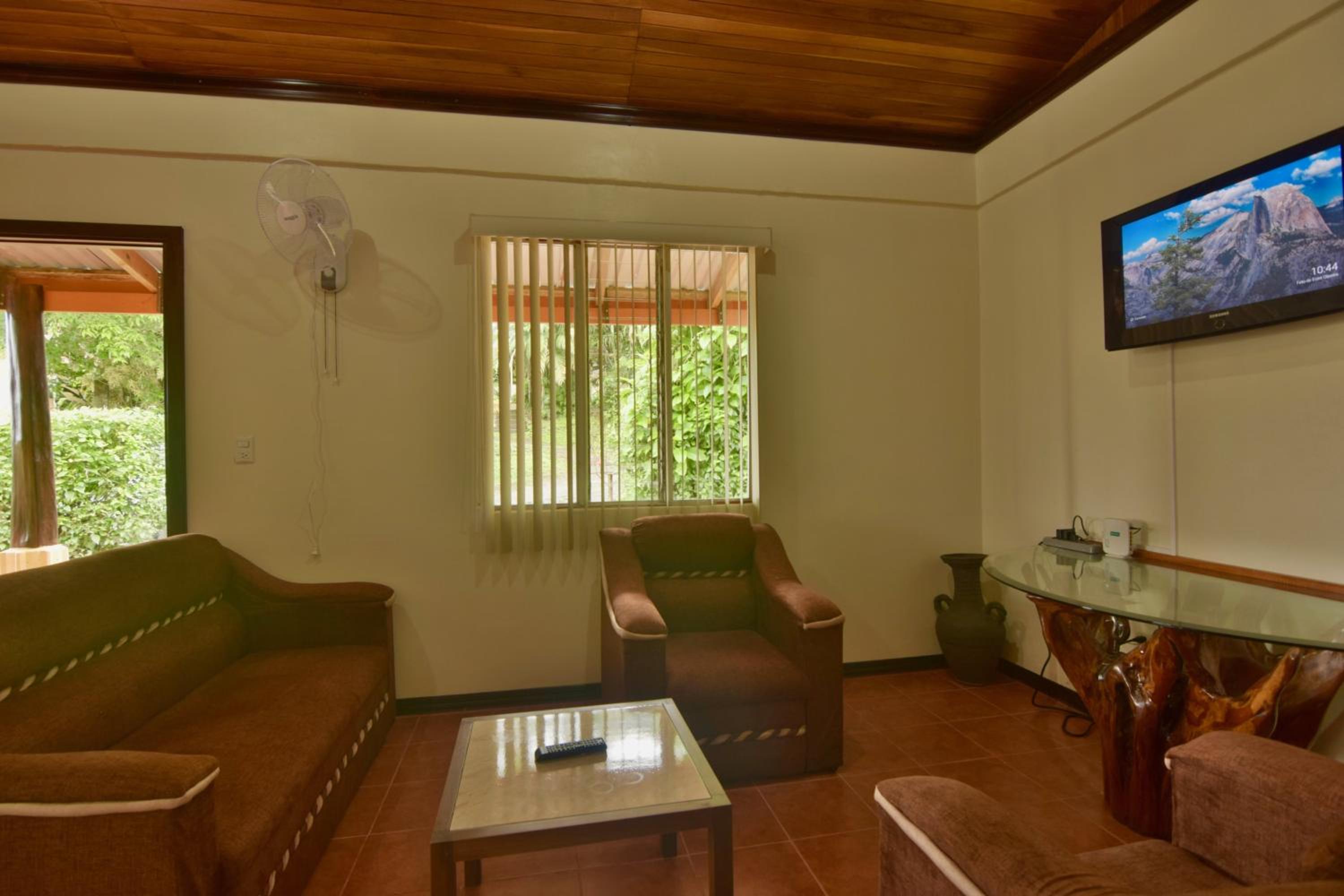 Casa Amarilla, Volcano View, Walking Distance Town
