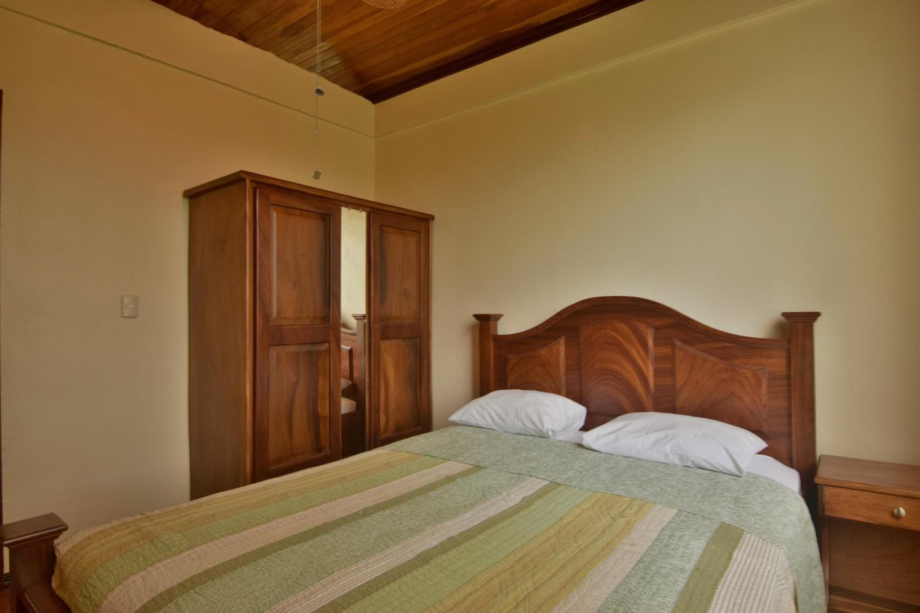 Casa Amarilla, Volcano View, Walking Distance Town