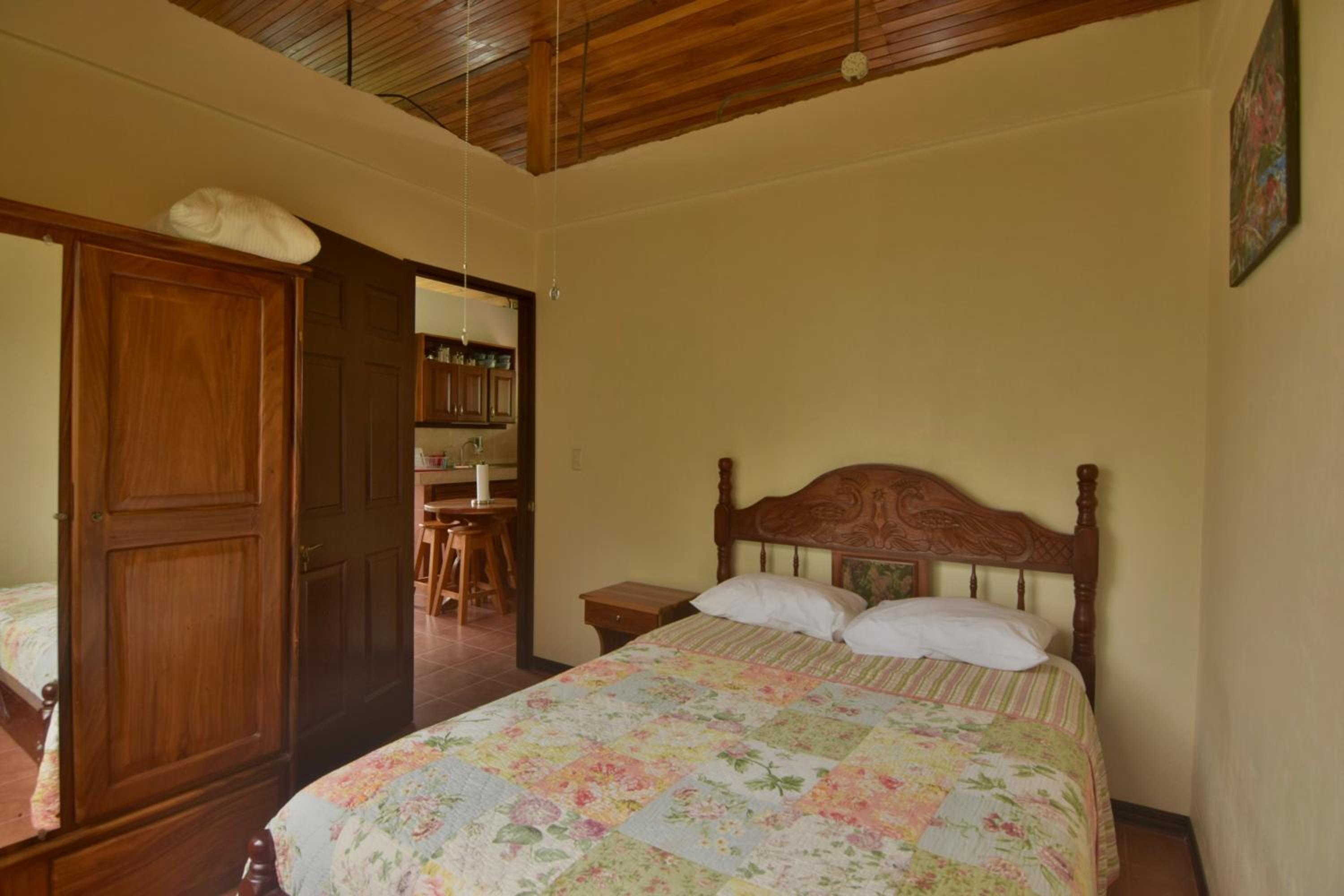Casa Amarilla, Volcano View, Walking Distance Town