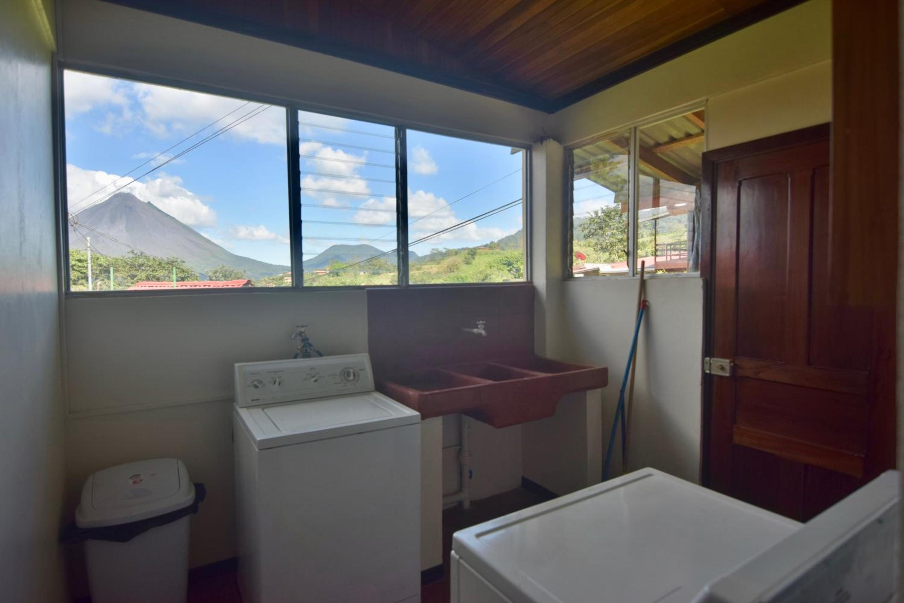 Casa Amarilla, Volcano View, Walking Distance Town