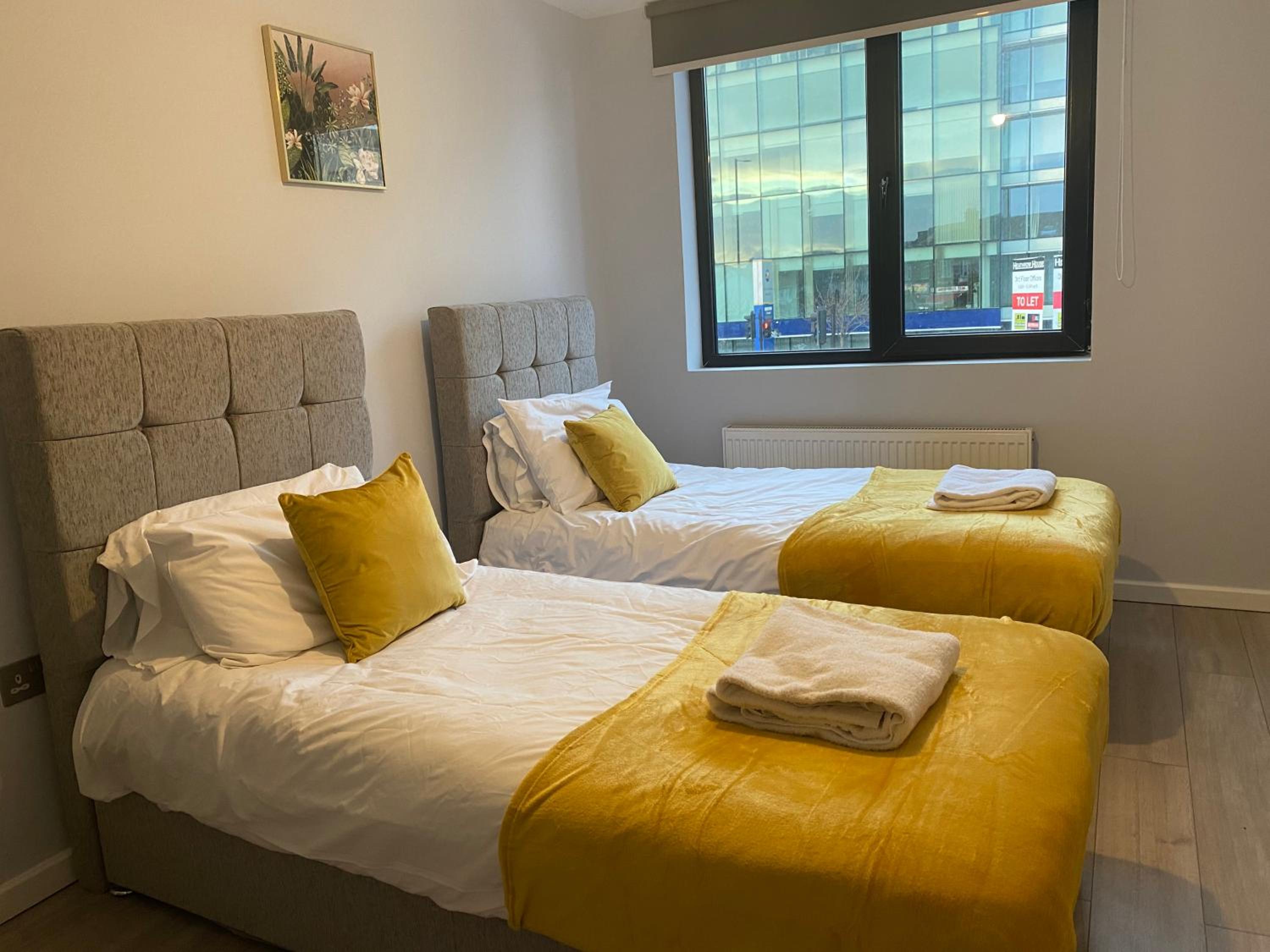 Cosy flats near Heathrow, group bookings available with parking space view 2