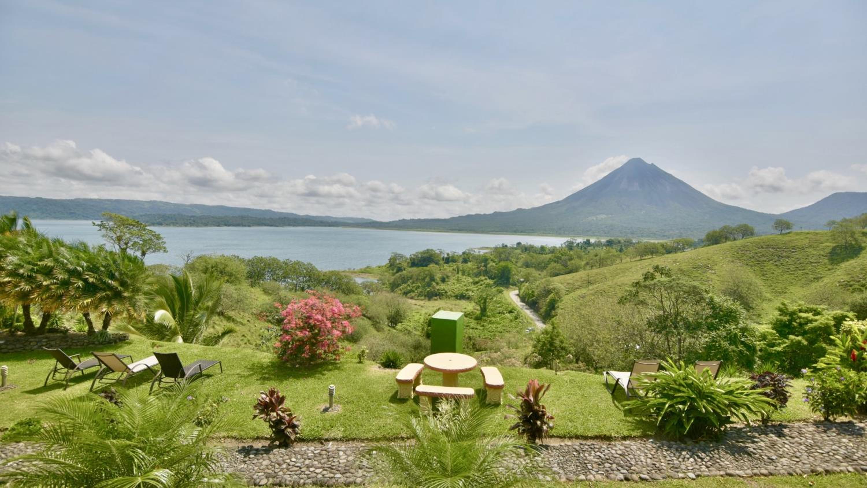 Pie In The Sky 3 Stunning Lake & Volcano Views!