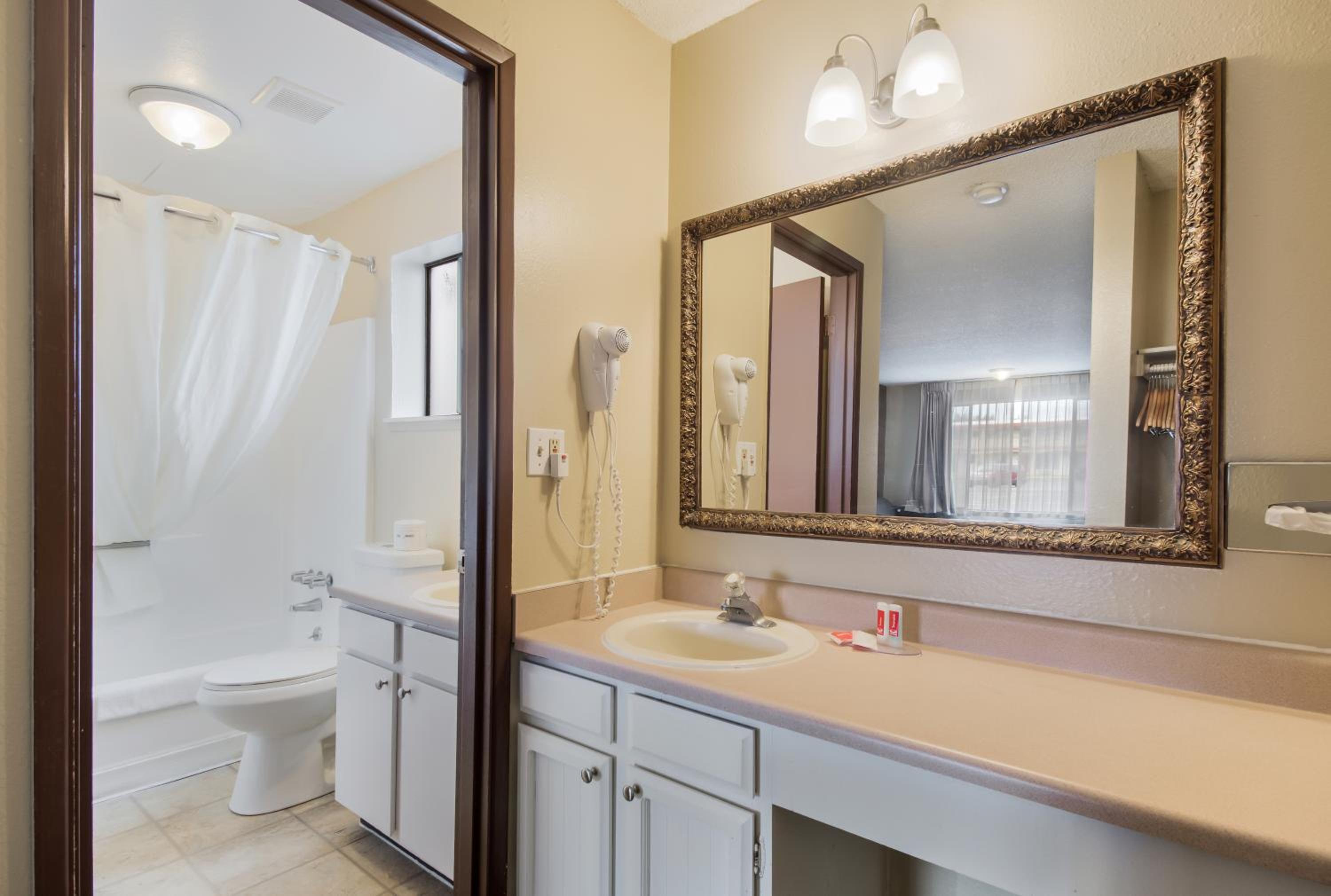 Econo Lodge Inn & Suites view 3