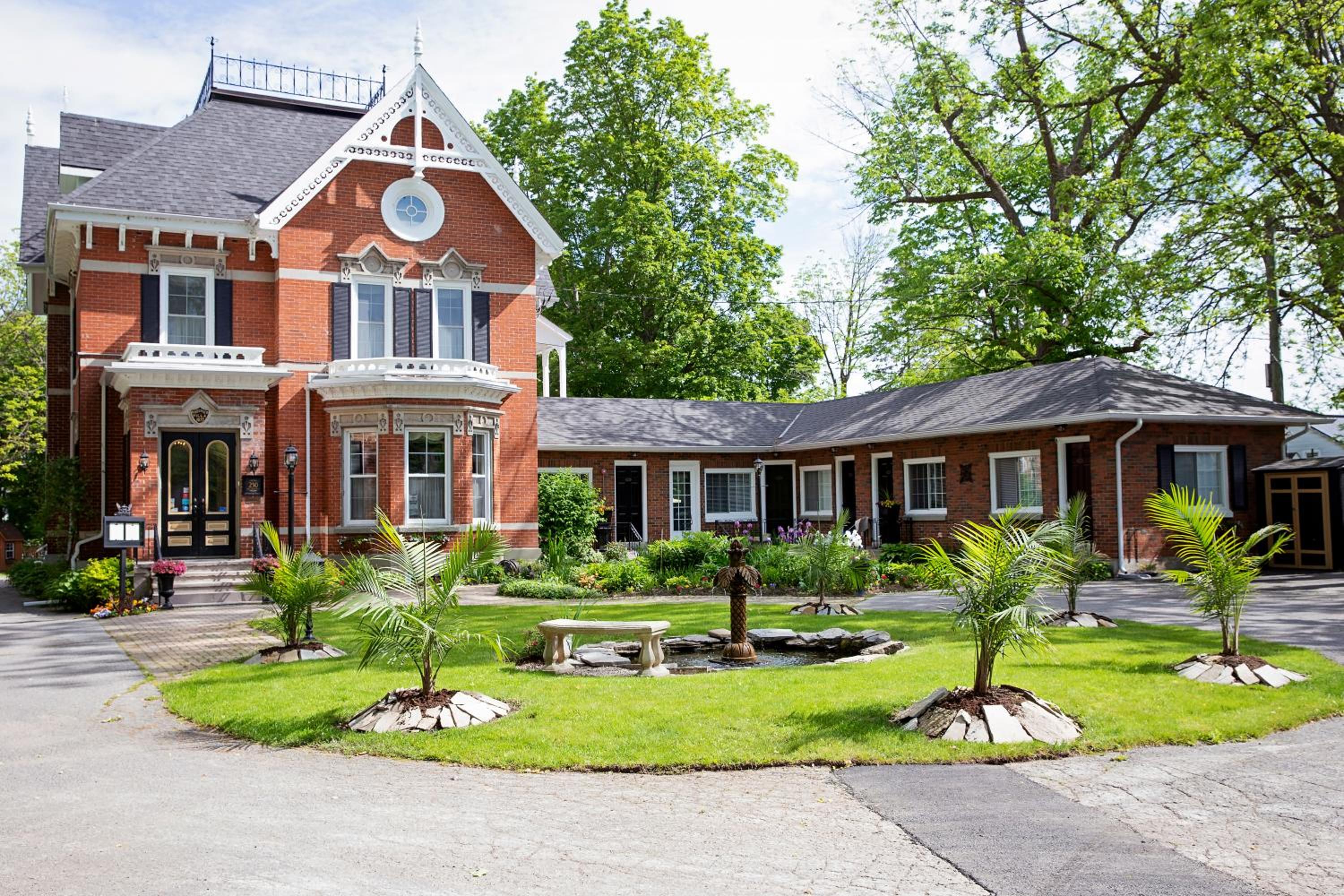 Gananoque Vacations - The Woodview Inn - Property Image 1