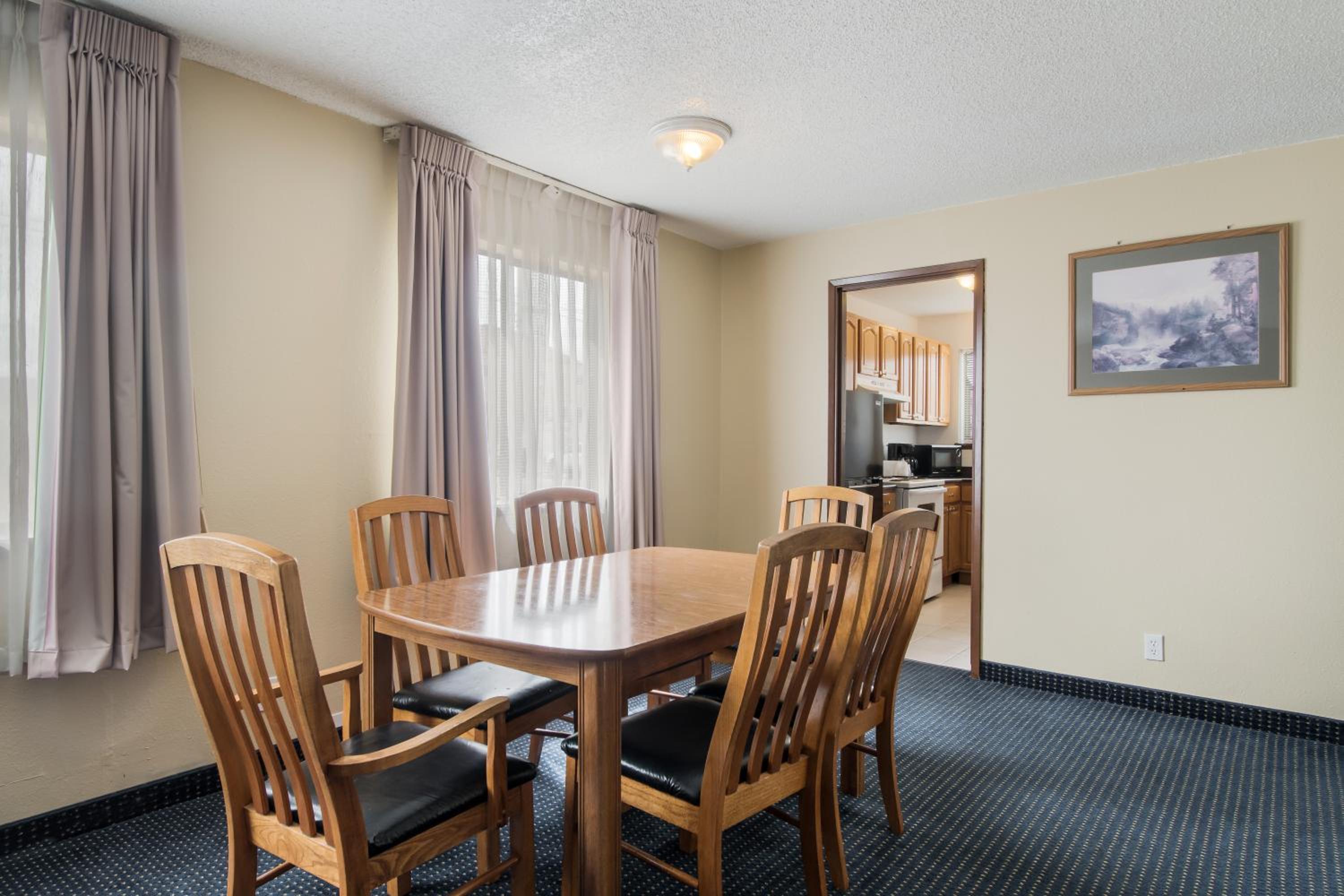 Econo Lodge Inn & Suites view 2