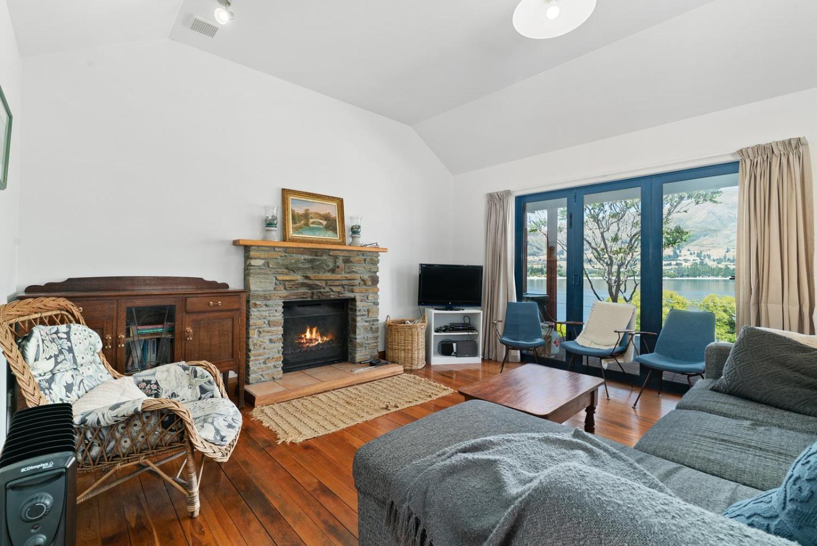 The Lakefront Gem - Wanaka Holiday Home