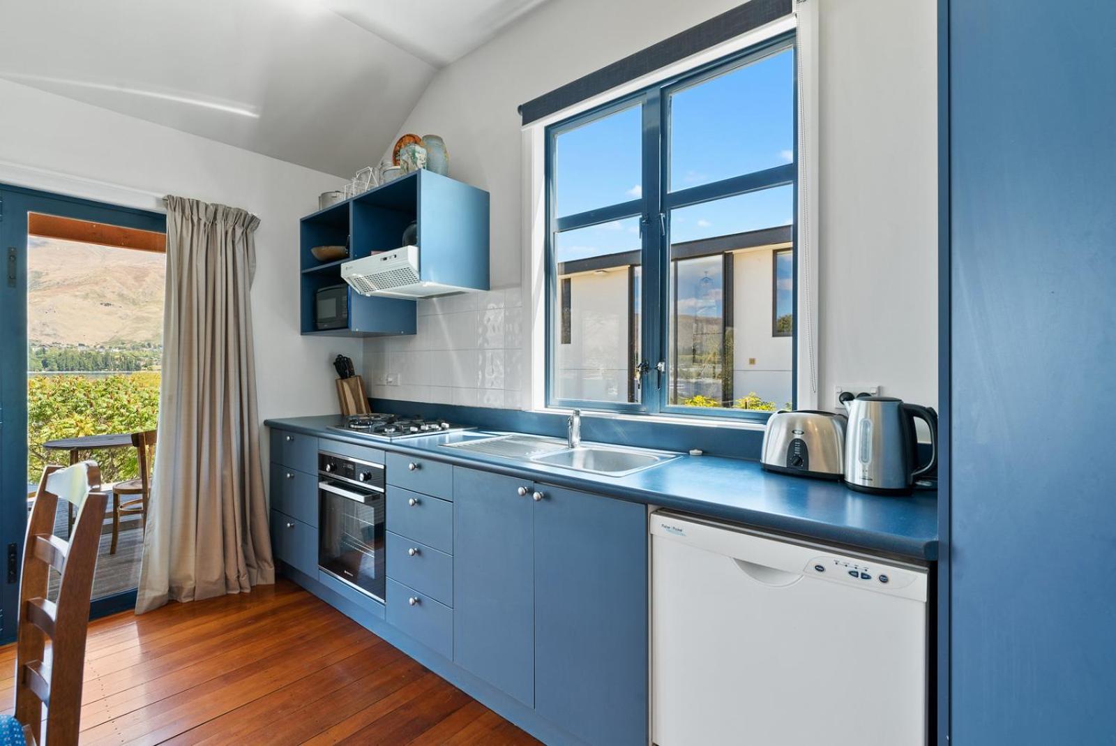 The Lakefront Gem - Wanaka Holiday Home