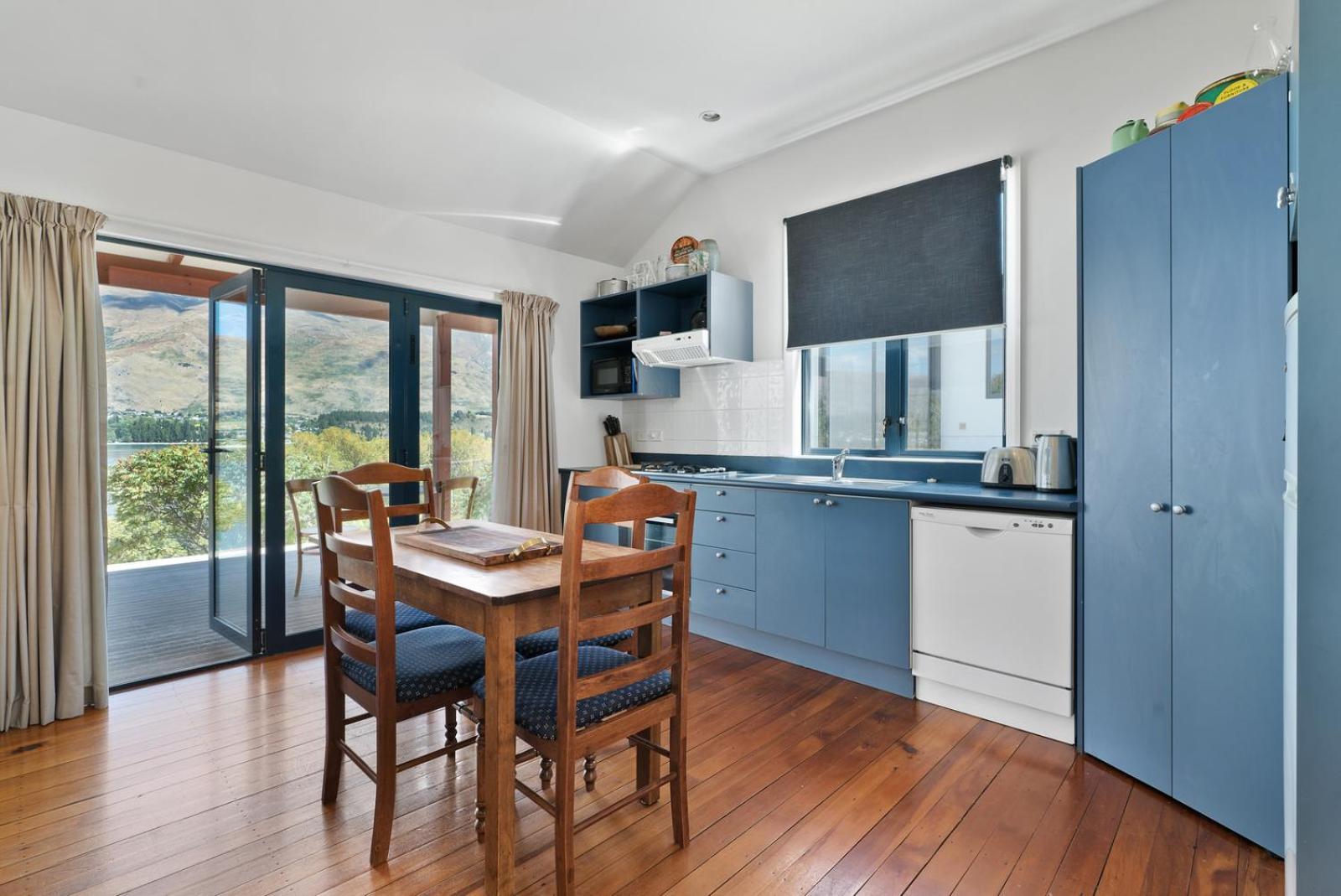 The Lakefront Gem - Wanaka Holiday Home